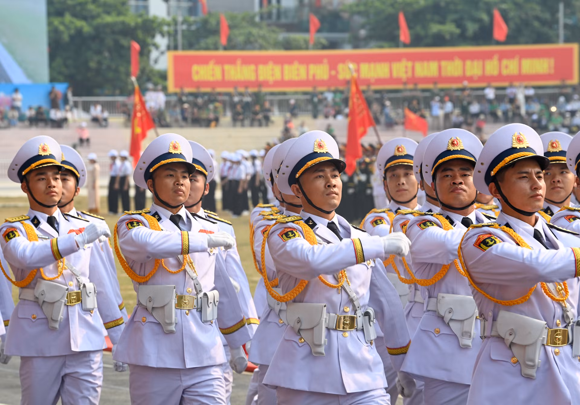 Khối sĩ quan Hải quân tiến qua lễ đài.