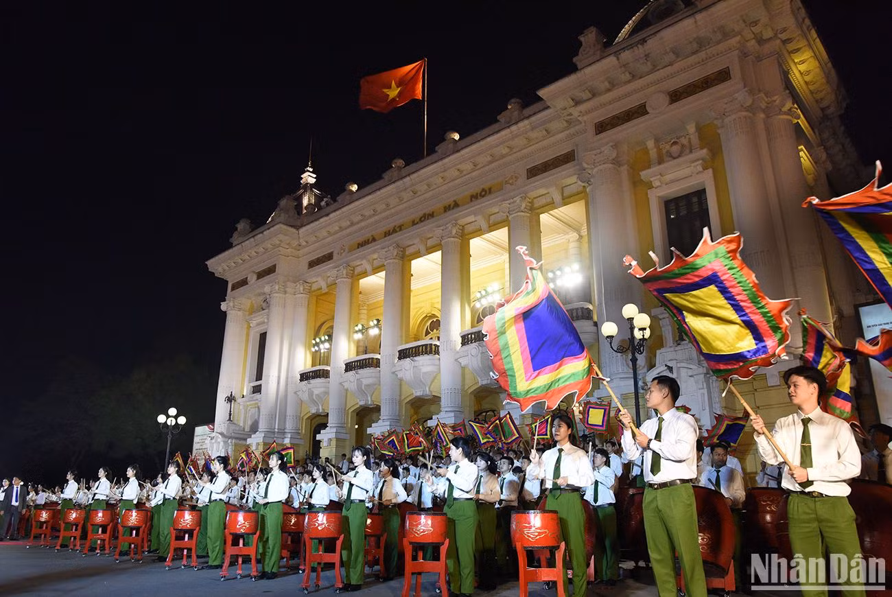 Tiết mục biểu diễn trống hội chào mừng.