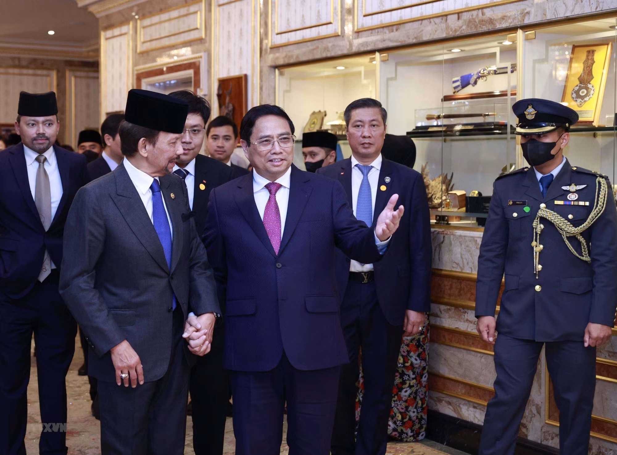 Quốc vương Hassanal Bolkiah đón Thủ tướng Phạm Minh Chính đến hội đàm.