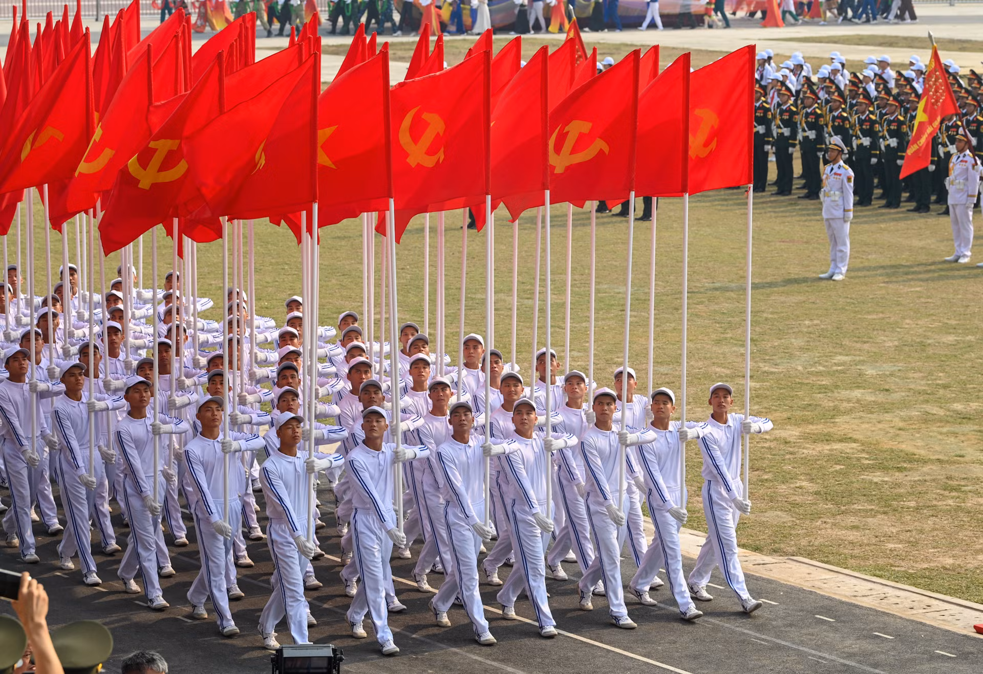 Đội quân kỳ tiến qua lễ đài.