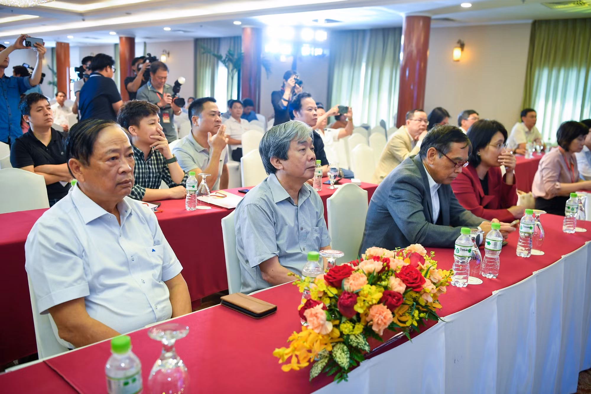 Phiên thảo luận có sự góp mặt của đại diện nhiều cơ quan báo chí khi đề cập đến những vấn đề đang được giới báo chí quan tâm hiện nay, đó là ứng dụng công nghệ trong quản trị tòa soạn, giải pháp đa dạng hóa nguồn thu cho các cơ quan báo chí, ứng dụng trí tuệ nhân tạo trong quản trị và sản xuất nội dung...
