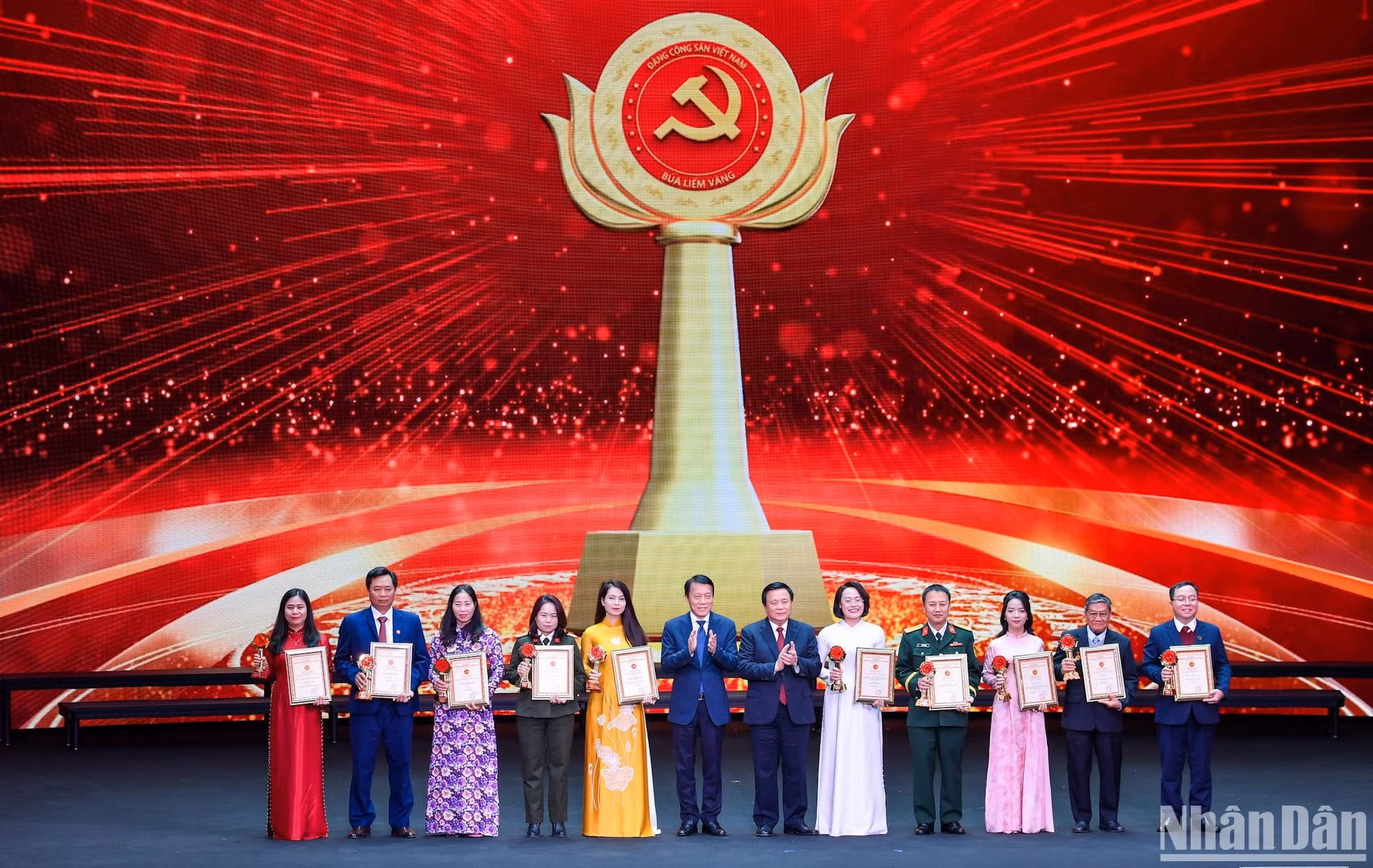 Đồng chí Nguyễn Xuân Thắng, Ủy viên Bộ Chính trị, Giám đốc Học viện Chính trị Quốc gia Hồ Chí Minh, Chủ tịch Hội đồng Lý luận Trung ương và đồng chí Đại tướng Lương Tam Quang, Ủy viên Bộ Chính trị, Bộ trưởng Công an trao giải Chuyên đề cho các tác giả, đại diện nhóm tác giả. Đồng chí Nguyễn Xuân Thắng, Ủy viên Bộ Chính trị, Giám đốc Học viện Chính trị Quốc gia Hồ Chí Minh, Chủ tịch Hội đồng Lý luận Trung ương và đồng chí Đại tướng Lương Tam Quang, Ủy viên Bộ Chính trị, Bộ trưởng Công an trao giải Chuyên đề cho các tác giả, đại diện nhóm tác giả.