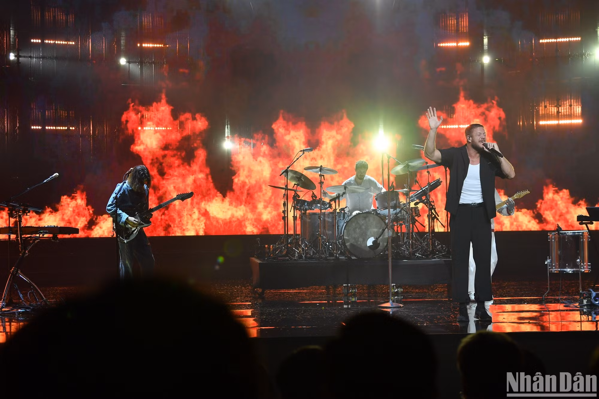 Ban nhạc Imagine Dragons với các nghệ sĩ: Dan Reynolds, Wayne Sermon, Ben McKee và Daniel Platzman khuấy động sân khấu Lễ trao giải VinFuture 2024. (Ảnh: THÀNH ĐẠT)