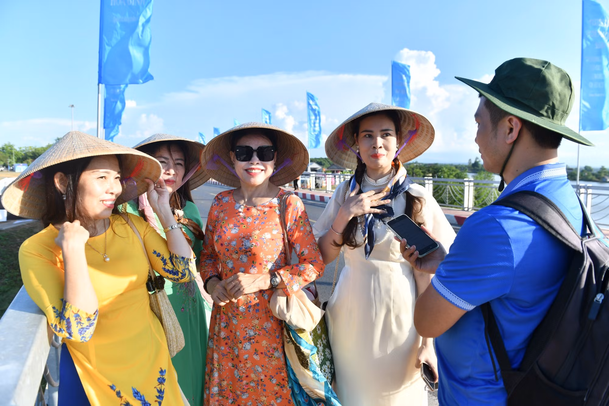 Chị Lê Thị Hường (ngoài cùng bên phải) chia sẻ với phóng viên Báo Nhân Dân trước giờ khai mạc Lễ hội Vì hòa bình 2024. (Ảnh: ĐĂNG KHOA)