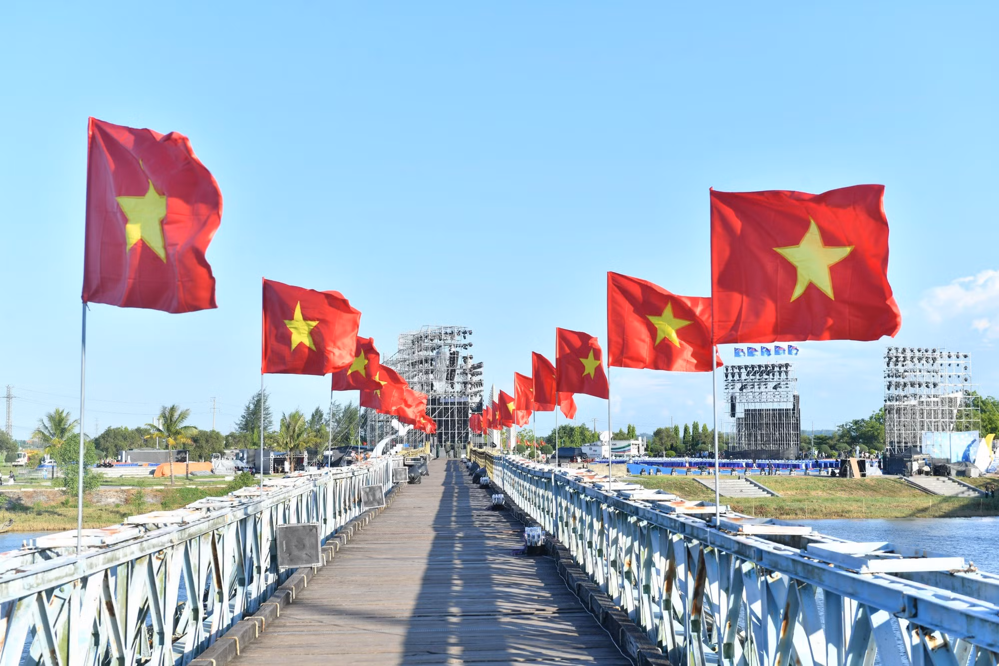 Những lá cờ Tổ quốc tung bay trên cây cầu Hiền Lương lịch sử. (Ảnh: ĐĂNG KHOA)