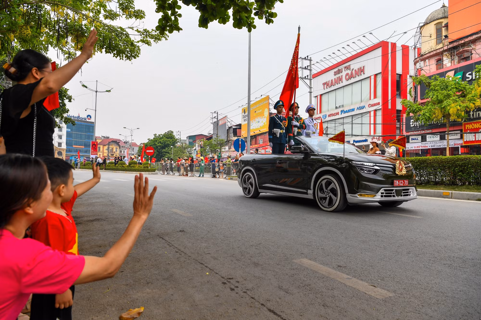 Nhân dân và du khách vẫy tay chào đón khi các lực lượng di chuyển qua các tuyến phố.