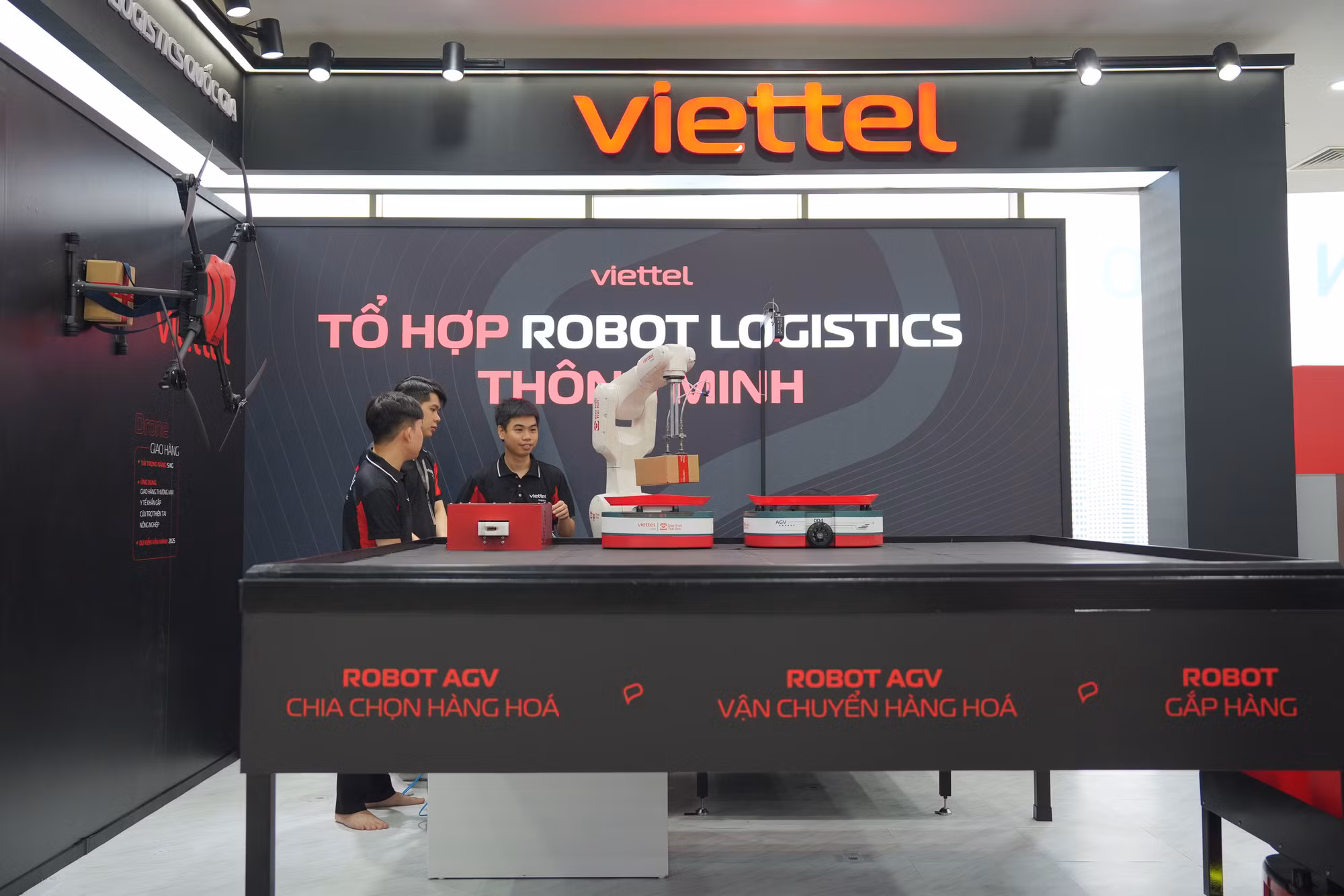 Gian trưng bày của Tập đoàn Viettel giới thiệu về hệ thống logistics thông minh gồm tổ hợp robot chia chọn thông minh, robot lấy hàng tự động, robot cánh tay, drone giao hàng... Gian trưng bày của Tập đoàn Viettel giới thiệu về hệ thống logistics thông minh gồm tổ hợp robot chia chọn thông minh, robot lấy hàng tự động, robot cánh tay, drone giao hàng...