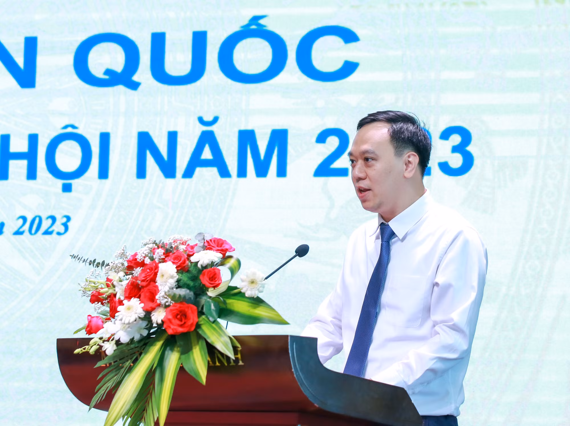 Nhà báo Ngô Việt Anh, Phó Trưởng Ban Nhân Dân điện tử, Báo Nhân Dân tham luận với chủ đề “Chuyển đổi số trong hoạt động báo chí để nâng cao hiệu quả truyền thông”. (Ảnh: SƠN HẢI)