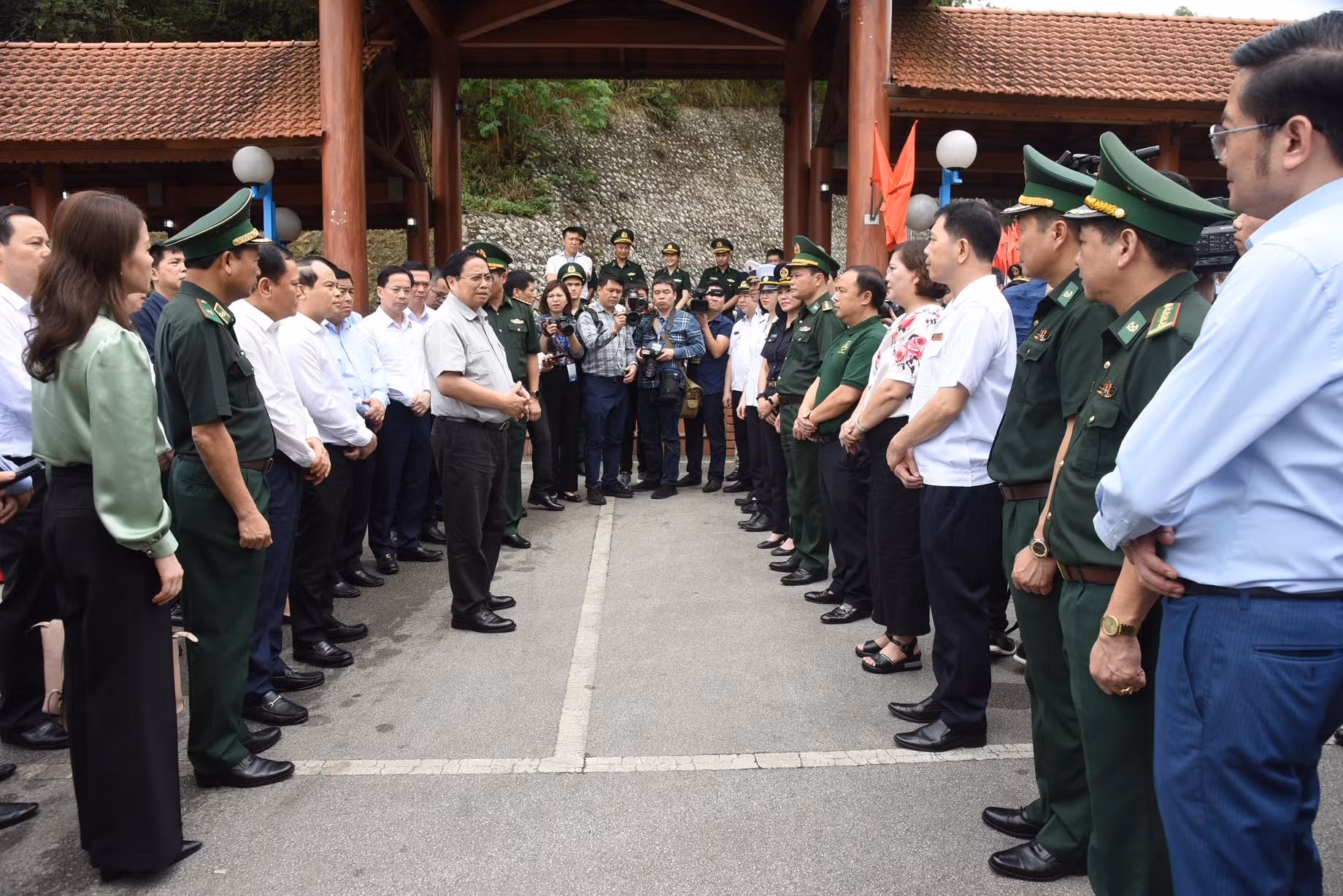 Thủ tướng nhấn mạnh tầm quan trọng của cặp cửa khẩu quốc tế Hữu Nghị (Việt Nam) và Hữu Nghị Quan (Trung Quốc) đối với kết nối tình hữu nghị, kết nối giao thông, kết nối kinh tế giữa Việt Nam và Trung Quốc, giữa Trung Quốc và ASEAN, cũng như giữa hai tỉnh Lạng Sơn và Quảng Tây. Thủ tướng nhấn mạnh tầm quan trọng của cặp cửa khẩu quốc tế Hữu Nghị (Việt Nam) và Hữu Nghị Quan (Trung Quốc) đối với kết nối tình hữu nghị, kết nối giao thông, kết nối kinh tế giữa Việt Nam và Trung Quốc, giữa Trung Quốc và ASEAN, cũng như giữa hai tỉnh Lạng Sơn và Quảng Tây.