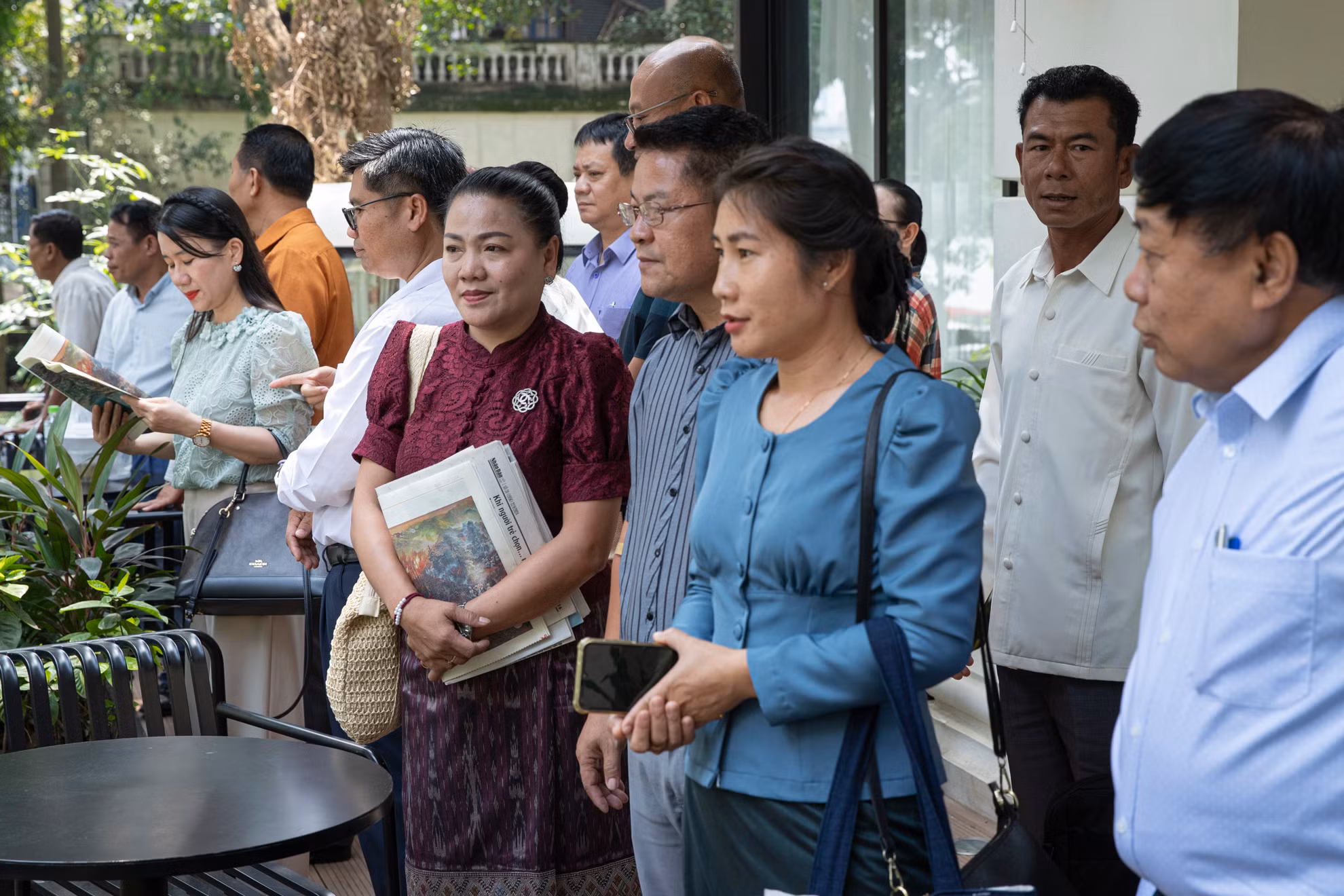 Các thành viên trong đoàn cán bộ quản lý báo chí Lào tỏ ra khá thích thú khi tham quan khu vực hành lang bên ngoài Tòa soạn hội tụ với tầm nhìn tuyệt đẹp hướng ra Hồ Gươm. Các thành viên trong đoàn cán bộ quản lý báo chí Lào tỏ ra khá thích thú khi tham quan khu vực hành lang bên ngoài Tòa soạn hội tụ với tầm nhìn tuyệt đẹp hướng ra Hồ Gươm.