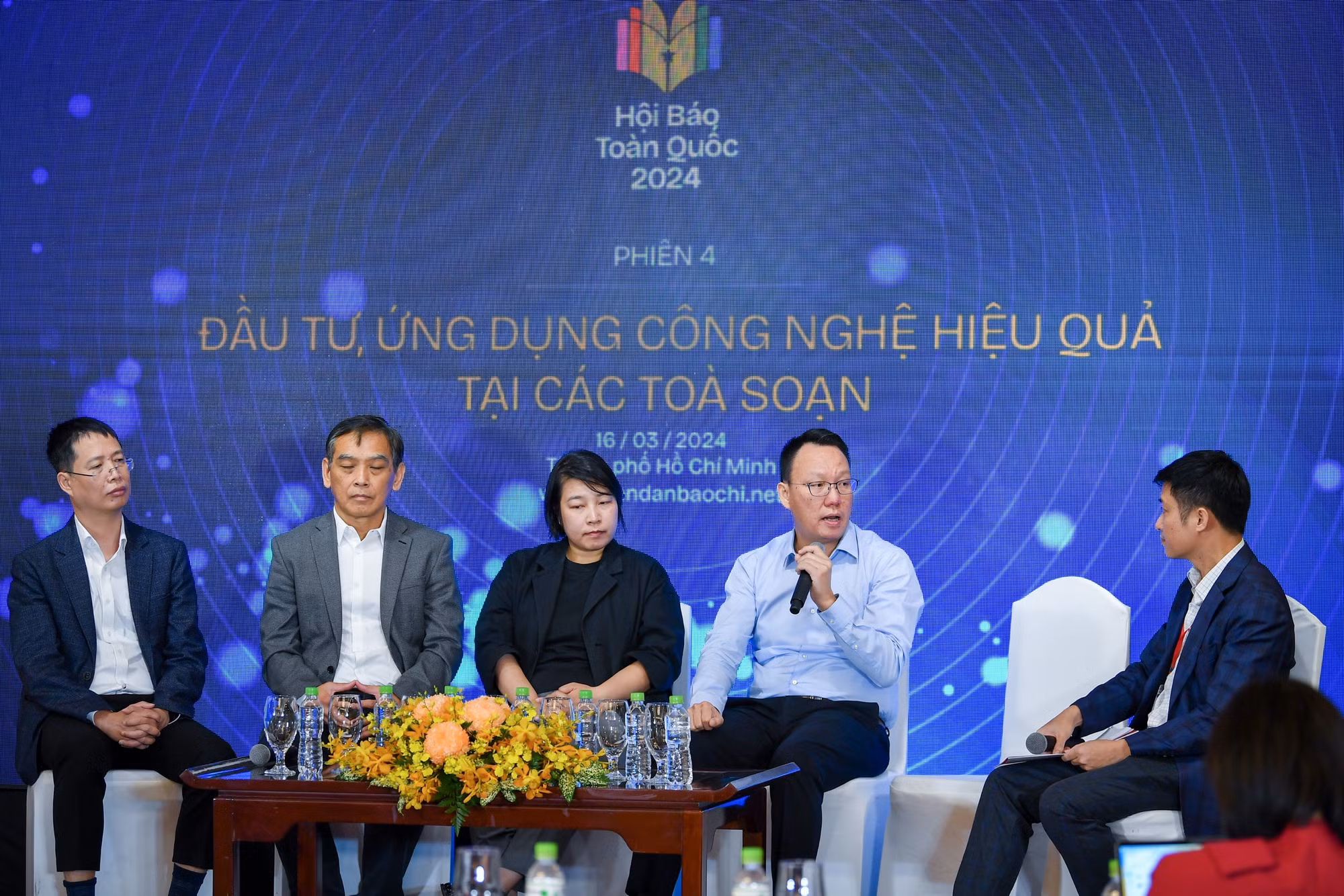 Tọa đàm bàn tròn có sự tham gia của 4 diễn giả gồm: ông Lee Kah Whye, Giám đốc Khu vực của Hiệp hội các nhà xuất bản Tin tức thế giới (WAN-IFRA); bà Nguyễn Thị Thùy Dương, chuyên gia chương trình Google News Initiative (GNI), Tập đoàn Google; ông Trần Việt Hưng, Phó Tổng Biên tập Báo Thanh Niên; ông Phạm Anh Chiến, Phó Giám đốc VTV Digital.