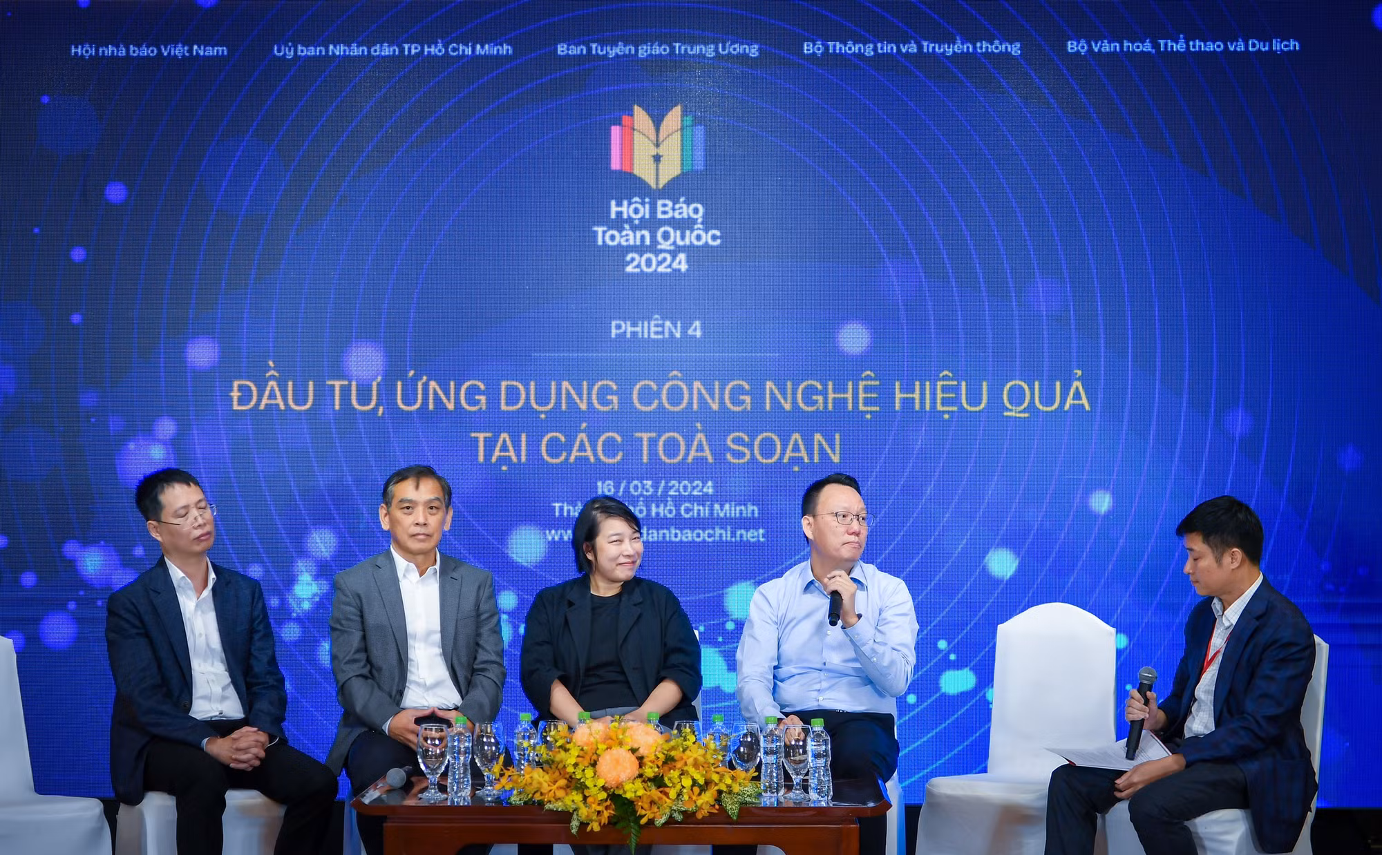 Các diễn giả đã cùng nhau trao đổi về cách thức để các tòa soạn có thể sản xuất được những tác phẩm báo chí ấn tượng; các giải pháp đầu tư công nghệ và đa dạng hóa nguồn thu cho các cơ quan báo chí; định hướng đầu tư về trí tuệ nhân tạo trong quản trị tòa soạn và sản xuất nội dung số.