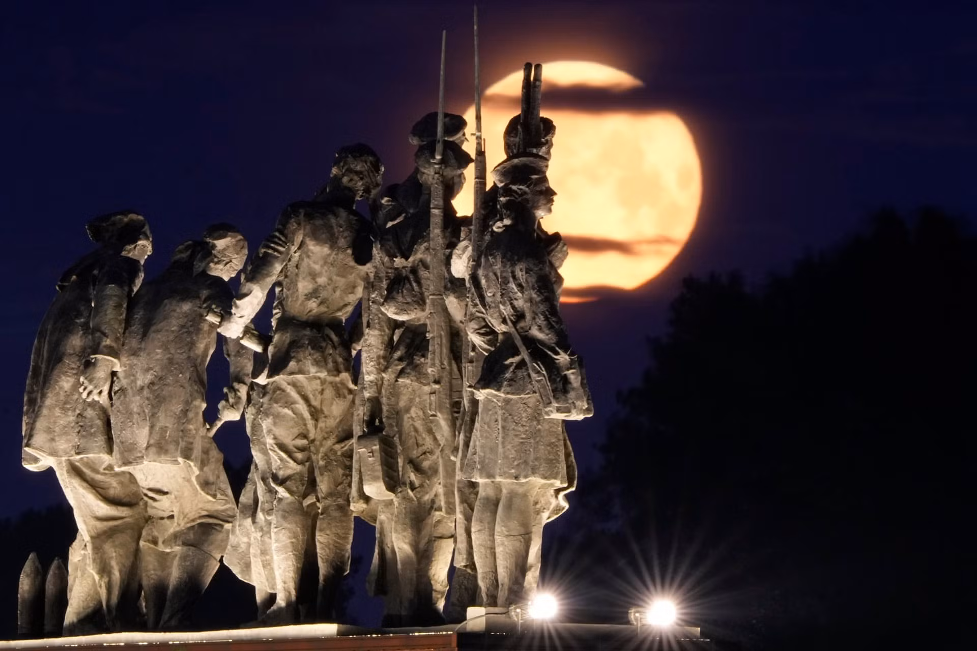 Siêu trăng đằng sau tượng đài kỷ niệm ở thành phố St Petersburg, Nga. (Ảnh: AP) Siêu trăng đằng sau tượng đài kỷ niệm ở thành phố St Petersburg, Nga. (Ảnh: AP)