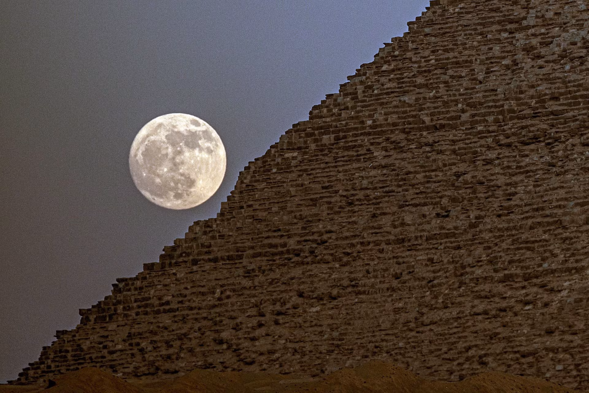 Siêu trăng lấp ló sau Đại Kim tự tháp Giza ở Ai Cập. (Ảnh: Xinhua) Siêu trăng lấp ló sau Đại Kim tự tháp Giza ở Ai Cập. (Ảnh: Xinhua)