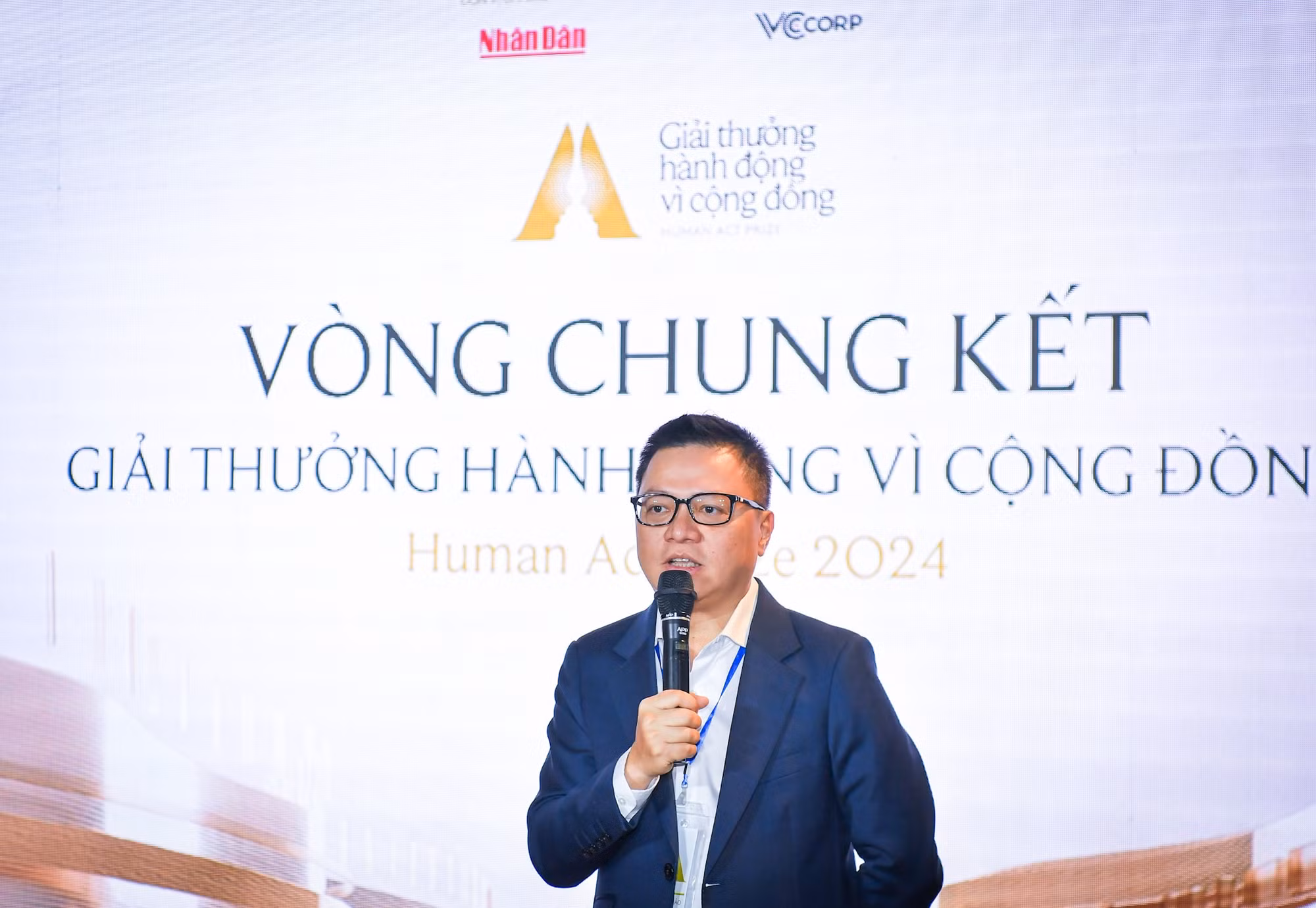 Đồng chí Lê Quốc Minh, Ủy viên Trung ương Đảng, Tổng Biên tập Báo Nhân Dân, Phó Trưởng Ban Tuyên giáo Trung ương, Chủ tịch Hội Nhà báo Việt Nam, Trưởng Ban tổ chức Giải thưởng Hành động vì Cộng đồng phát biểu khai mạc Vòng chấm chung kết.