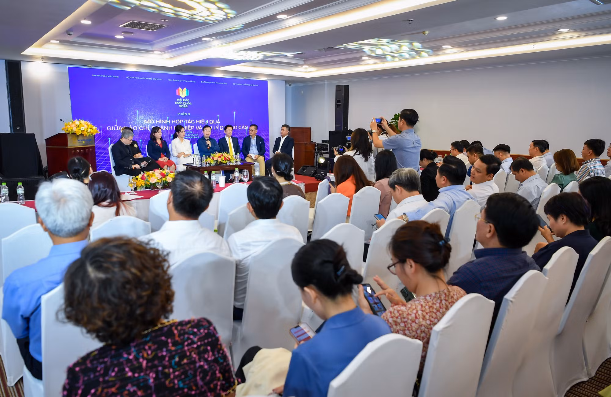 Quang cảnh tọa đàm. Quang cảnh tọa đàm.