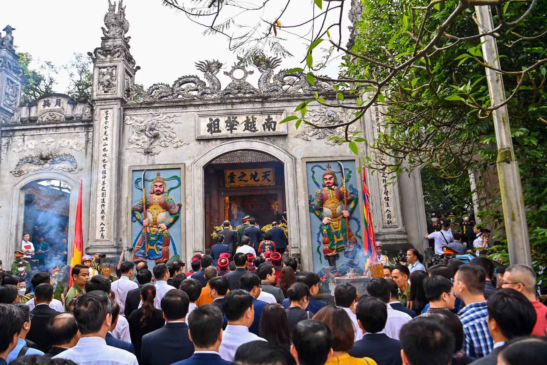 Các đồng chí lãnh đạo Đảng, Nhà nước cùng các đại biểu dâng hương tại đền Thượng.
