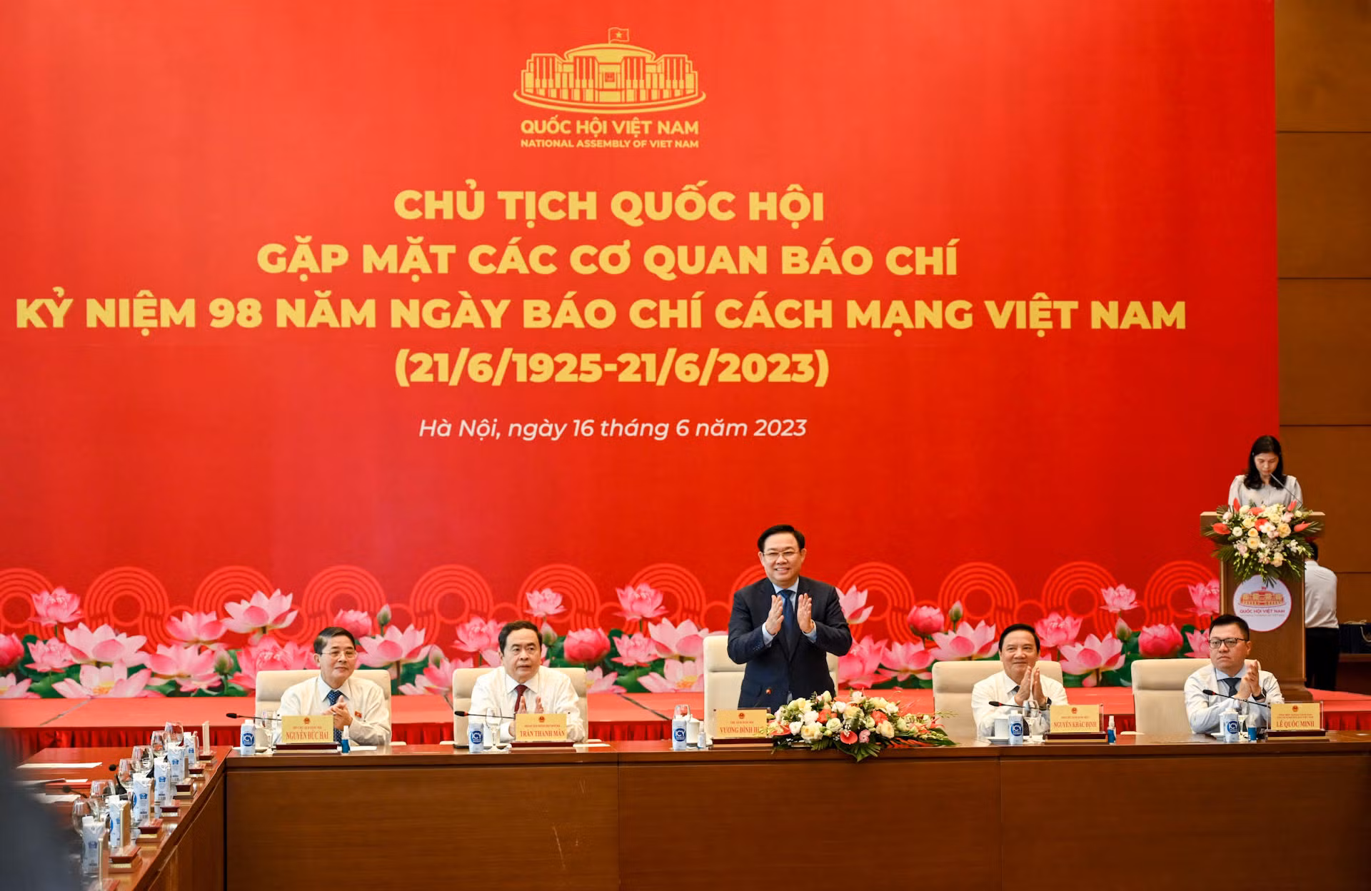 Chủ tịch Quốc hội Vương Đình Huệ cùng các Phó Chủ tịch Quốc hội và lãnh đạo Hội Nhà báo Việt Nam chủ trì buổi gặp mặt. Chủ tịch Quốc hội Vương Đình Huệ cùng các Phó Chủ tịch Quốc hội và lãnh đạo Hội Nhà báo Việt Nam chủ trì buổi gặp mặt.