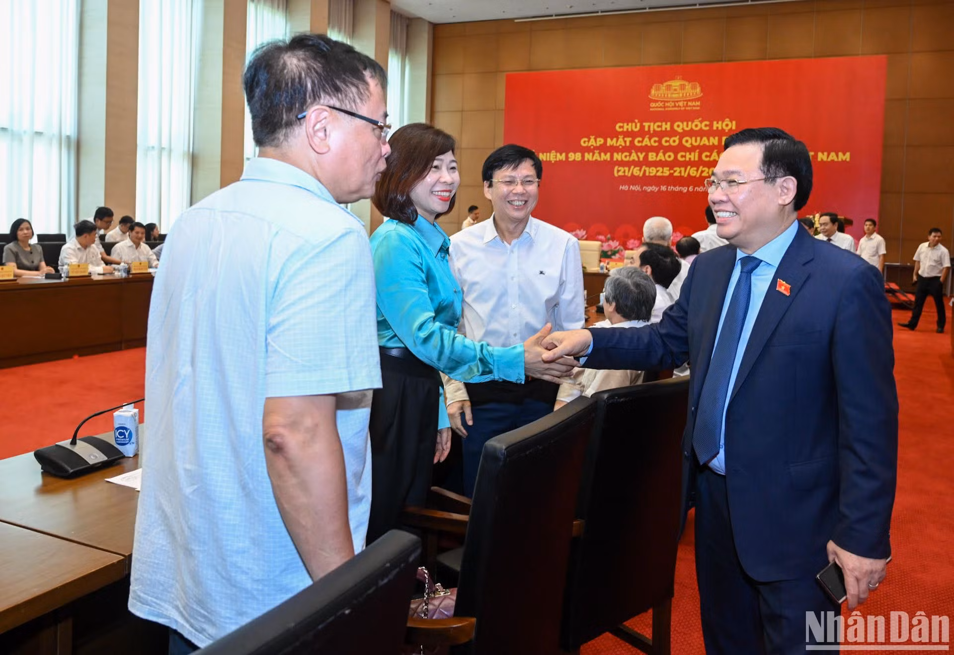 Chủ tịch Quốc hội Vương Đình Huệ với các đại biểu tại buổi gặp mặt. Chủ tịch Quốc hội Vương Đình Huệ với các đại biểu tại buổi gặp mặt.