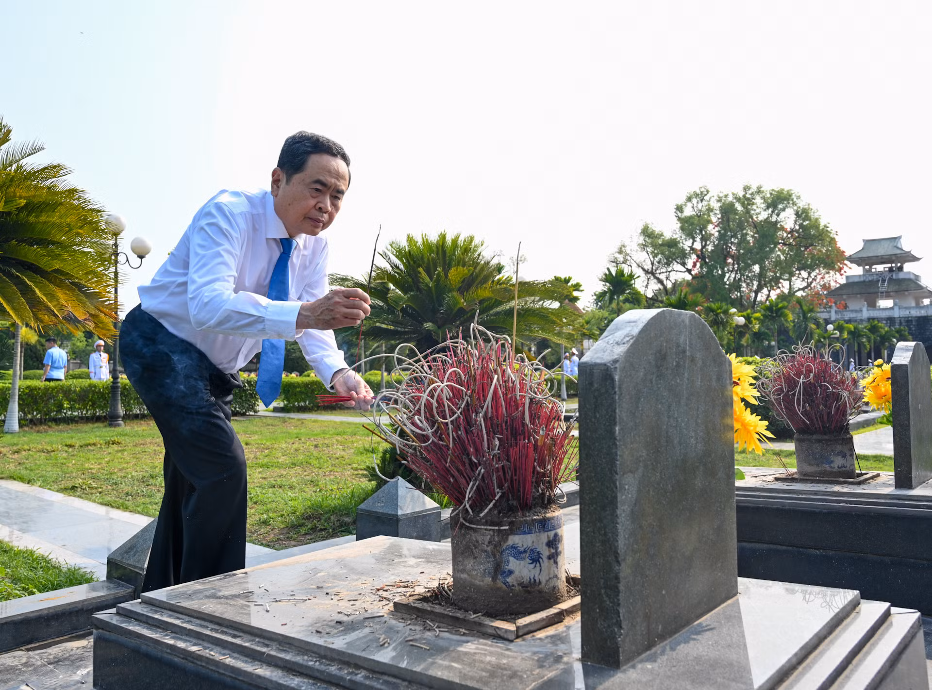 Đồng chí Trần Thanh Mẫn thắp hương tri ân các Anh hùng liệt sĩ tại Nghĩa trang liệt sĩ quốc gia A1.