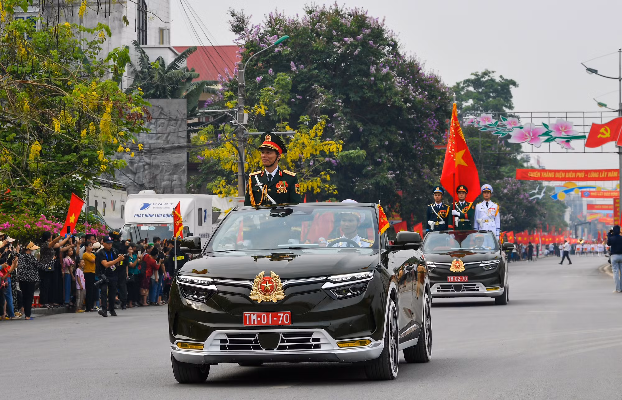 Các lực lượng diễu hành qua các tuyến phố trong sự chứng kiến của đông đảo nhân dân và du khách.