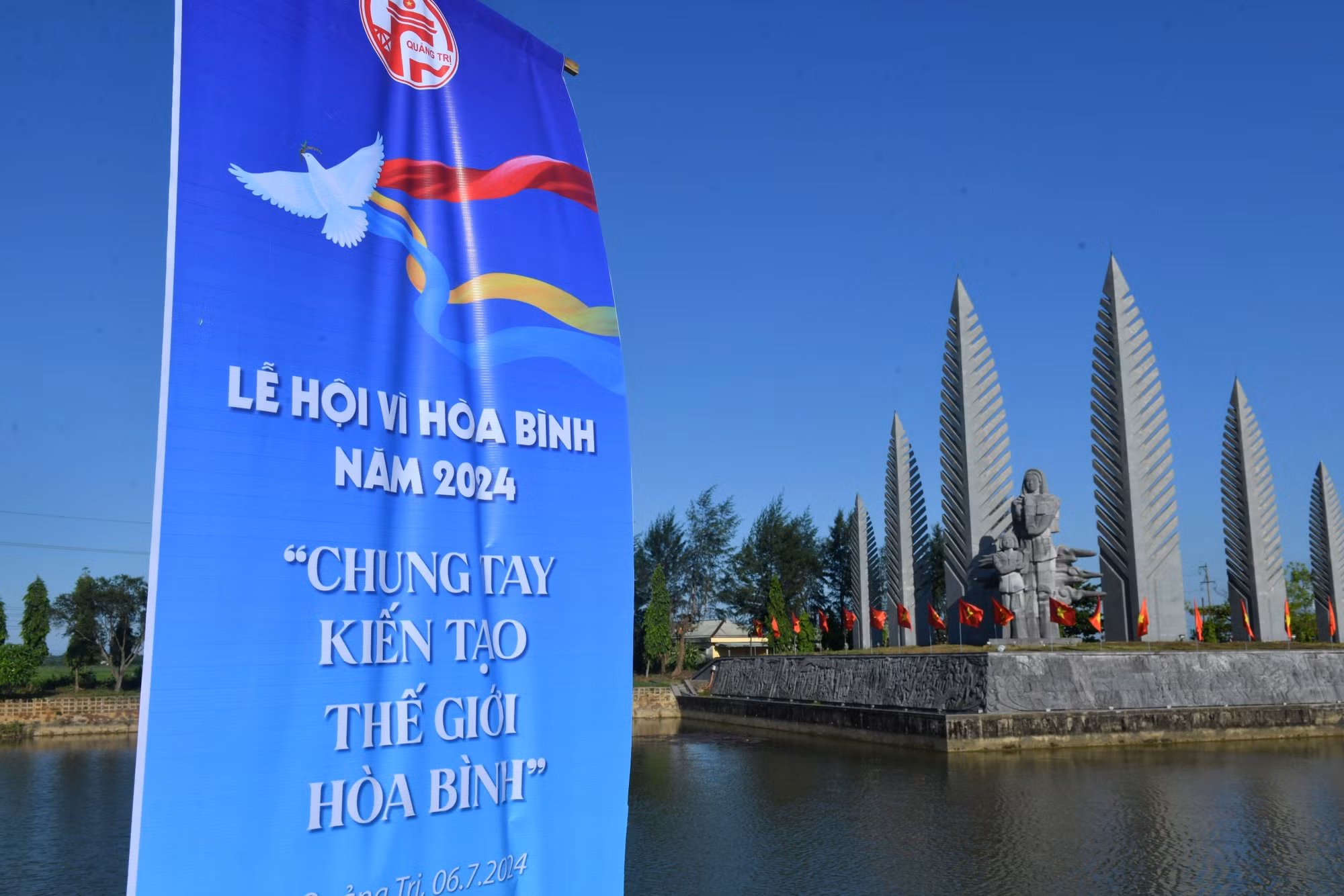 Chủ đề của Lễ hội Vì hòa bình 2024 là "Chung tay kiến tạo thế giới hòa bình". (Ảnh: ĐĂNG KHOA)
