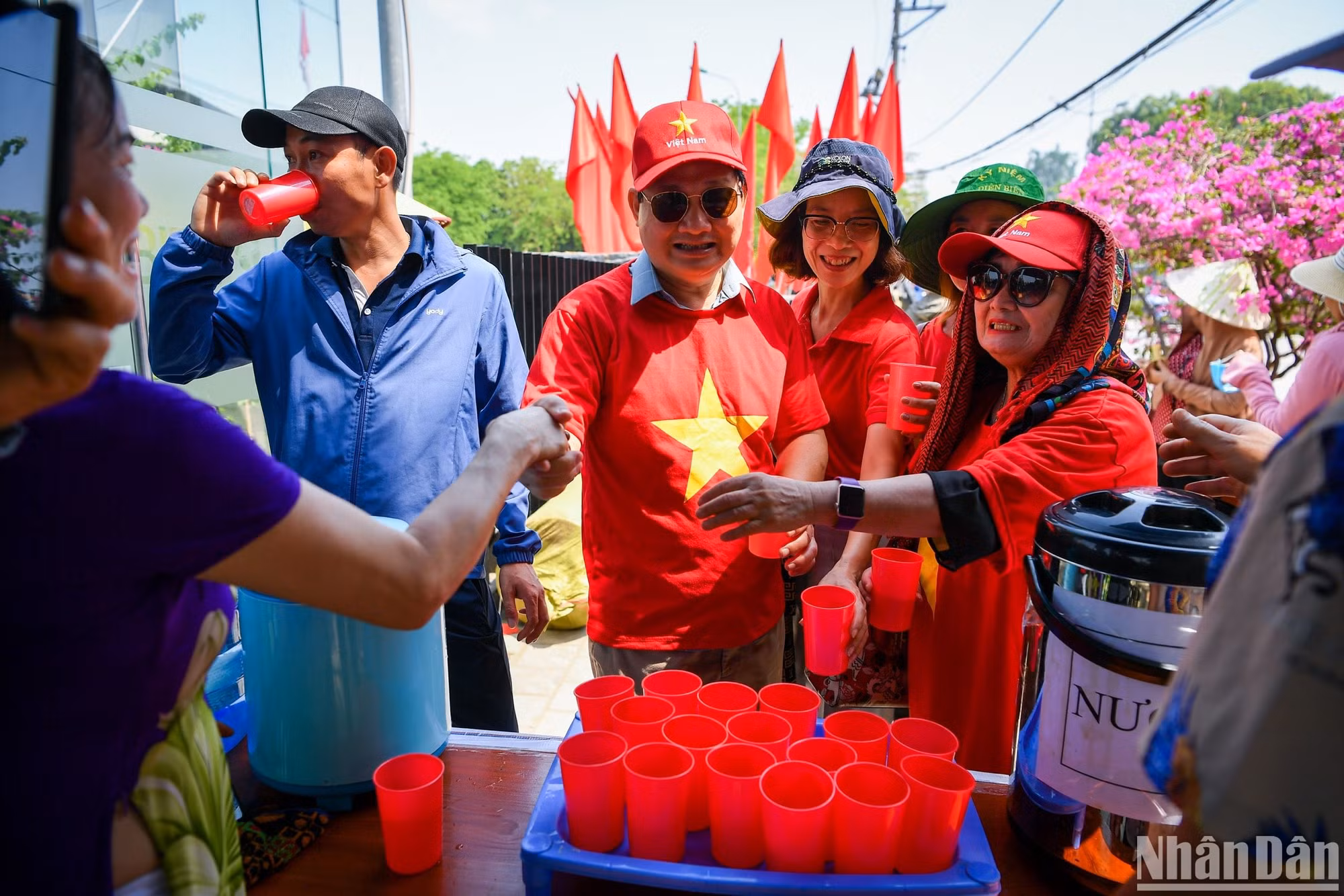 Người dân địa phương tiếp nước miễn phí cho du khách tới Điện Biên dịp Lễ kỷ niệm 70 năm Chiến thắng Điện Biên Phủ.