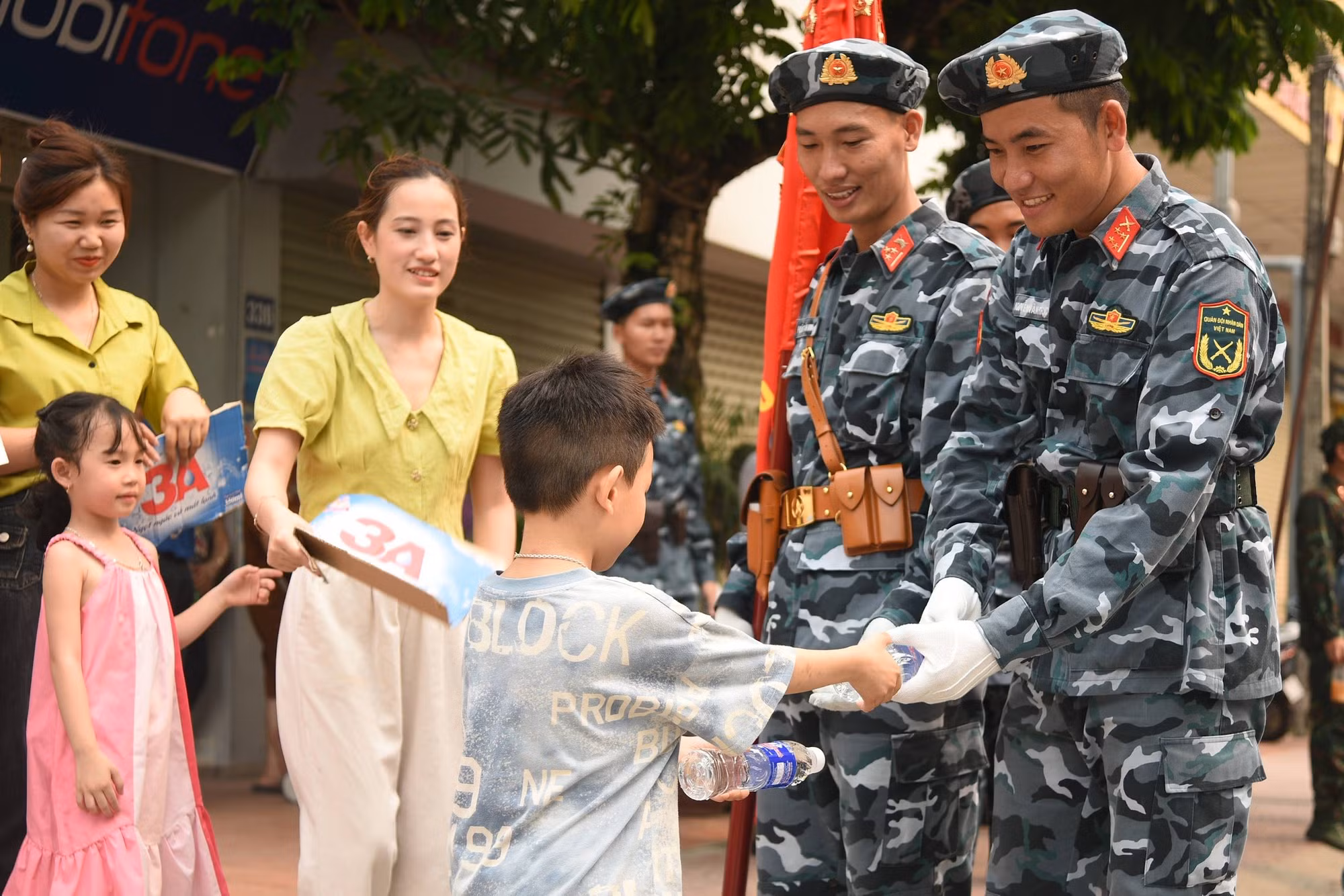 Thông qua những hành động đầy ý nghĩa, người dân Điện Biên mong muốn góp phần nhỏ bé của mình vào thành công của Lễ kỷ niệm 70 năm Chiến thắng Điện Biên Phủ. Thông qua những hành động đầy ý nghĩa, người dân Điện Biên mong muốn góp phần nhỏ bé của mình vào thành công của Lễ kỷ niệm 70 năm Chiến thắng Điện Biên Phủ.