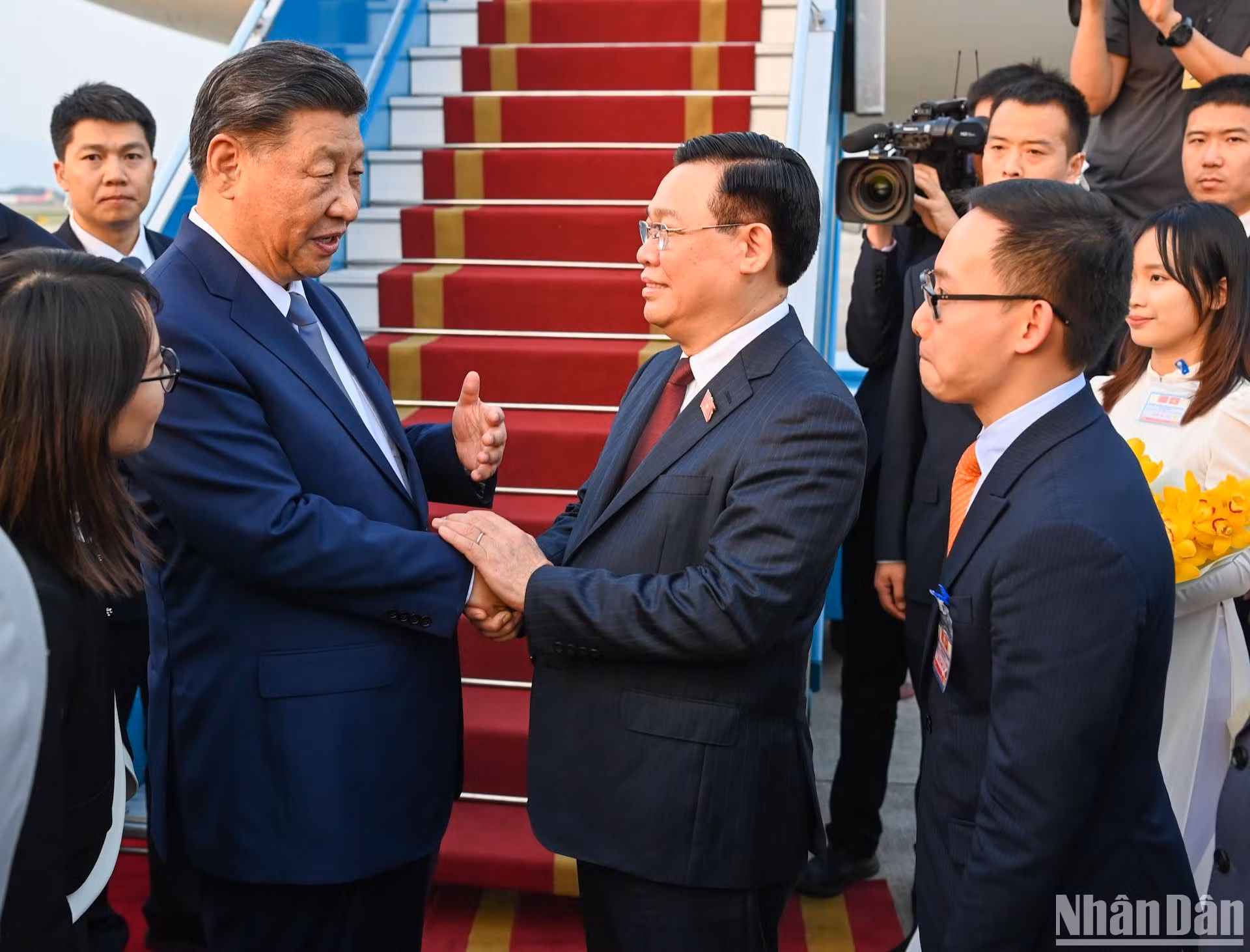Tổng Bí thư, Chủ tịch Trung Quốc Tập Cận Bình trao đổi với Chủ tịch Quốc hội Vương Đình Huệ. Tổng Bí thư, Chủ tịch Trung Quốc Tập Cận Bình trao đổi với Chủ tịch Quốc hội Vương Đình Huệ.