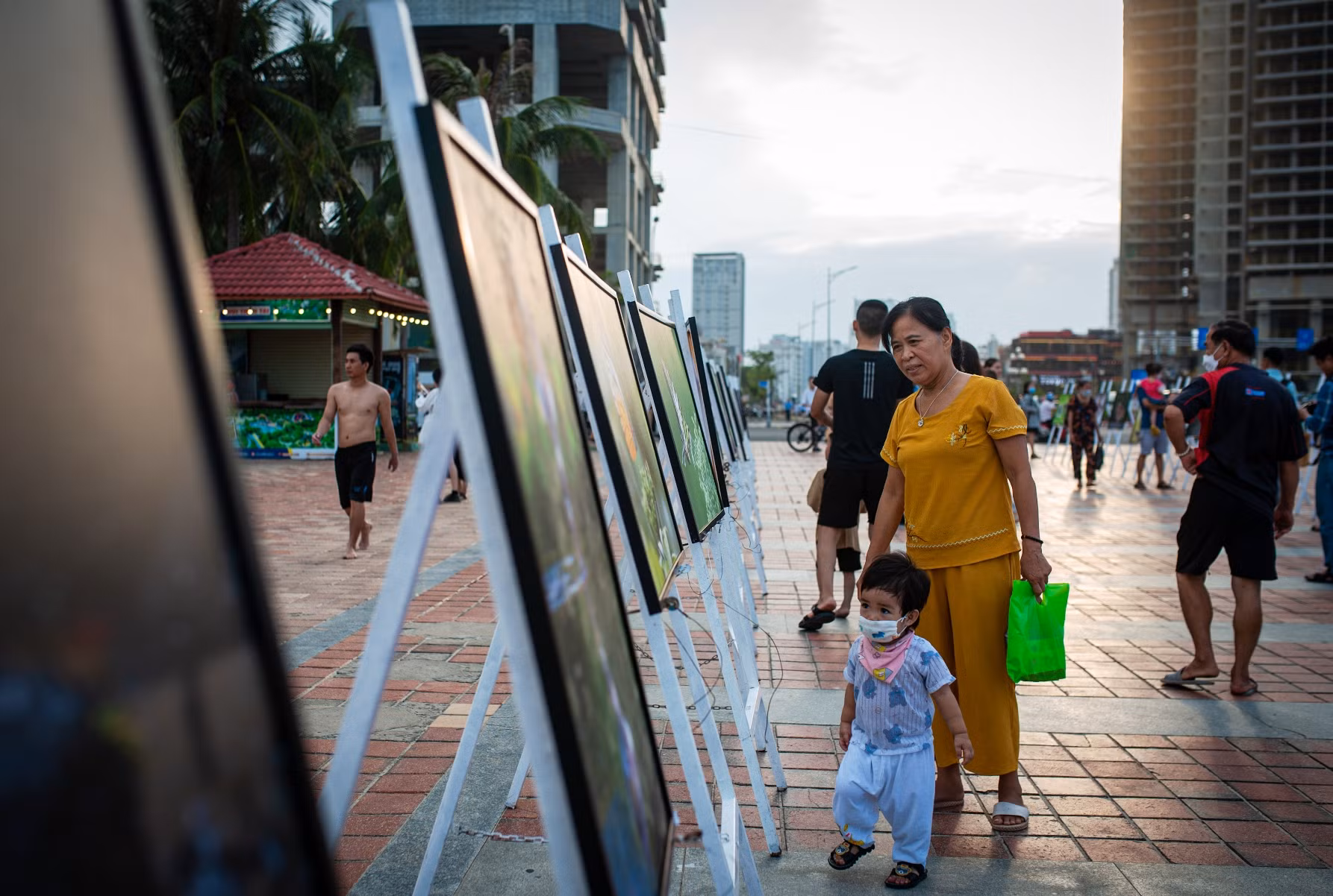 Cũng tại Công viên Biển Đông, ban tổ chức cũng đã trưng bày triển lãm ảnh khoảnh khắc Sơn Trà với những hình ảnh động vật quý hiếm của bán đảo Sơn Trà để vừa quảng bá, vừa giáo dục trách nhiệm bảo vệ thiên nhiên.