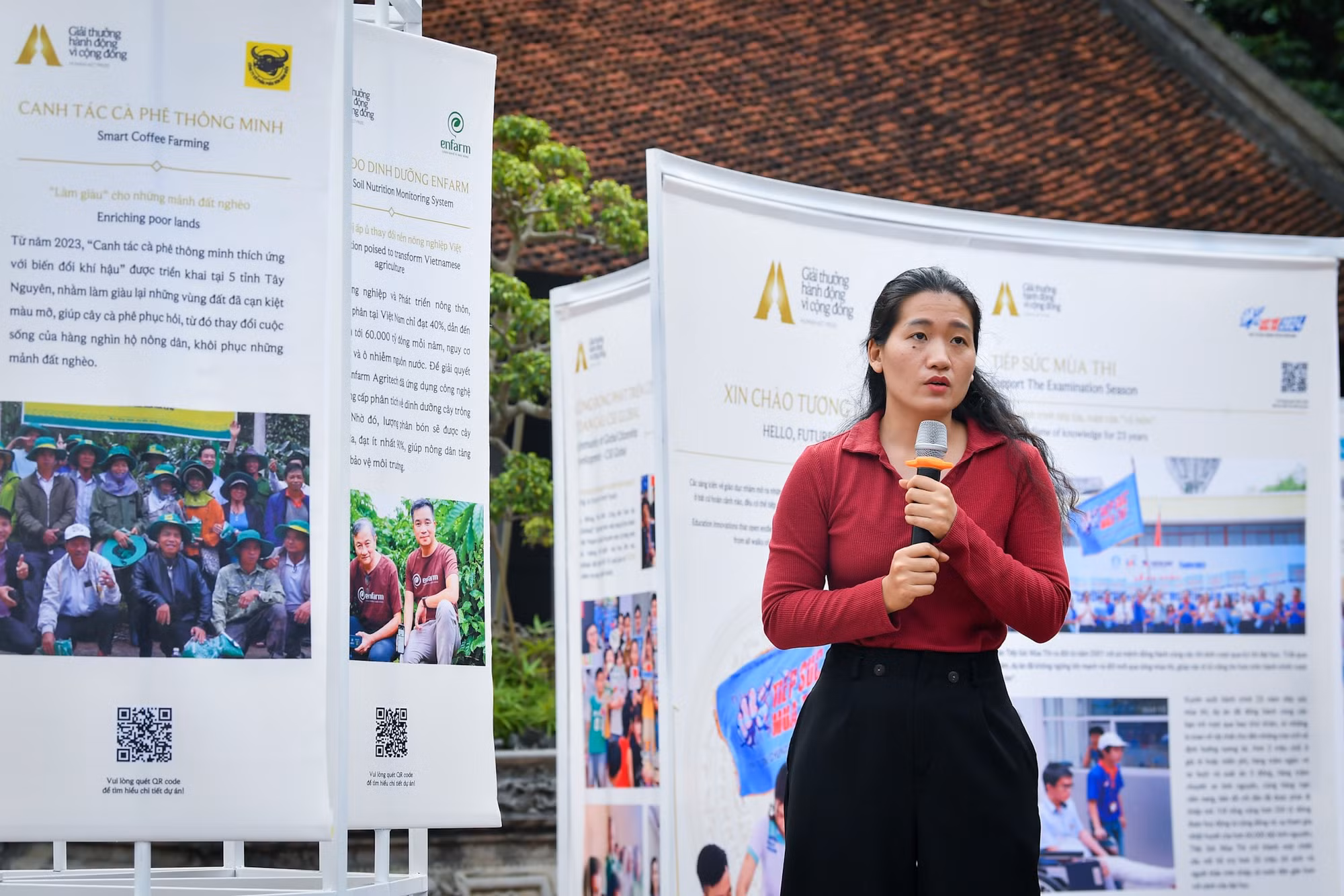 Bà Đặng Thị Thương, Giám đốc Human Act Prize, giới thiệu về không gian triển lãm. Bà Đặng Thị Thương, Giám đốc Human Act Prize, giới thiệu về không gian triển lãm.