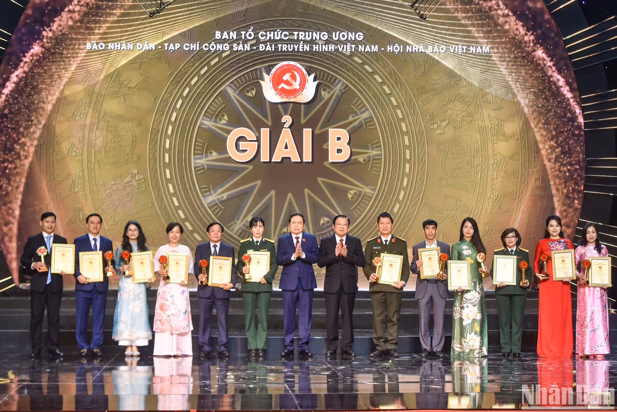 Phó Chủ tịch Thường trực Quốc hội Trần Thanh Mẫn và Trưởng Ban Nội chính Trung ương Phan Đình Trạc trao giải B cho các tác giả, đại diện nhóm tác giả đoạt giải. (Ảnh: NHẬT QUANG) Phó Chủ tịch Thường trực Quốc hội Trần Thanh Mẫn và Trưởng Ban Nội chính Trung ương Phan Đình Trạc trao giải B cho các tác giả, đại diện nhóm tác giả đoạt giải. (Ảnh: NHẬT QUANG)