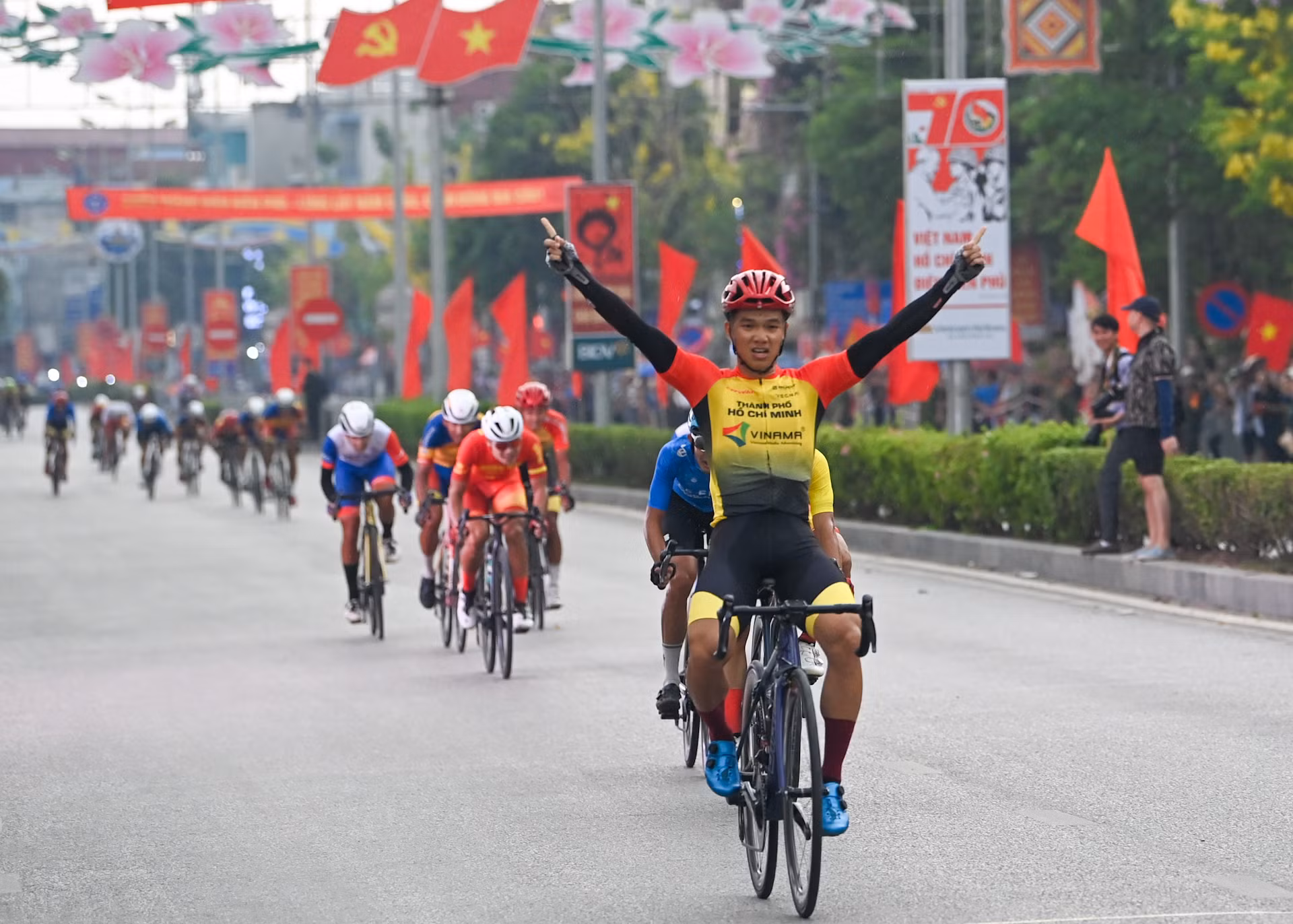 Với màn nước rút mạnh mẽ, cua-rơ Nguyễn Văn Bình (TP Hồ Chí Minh) nhất chặng 5. Với màn nước rút mạnh mẽ, cua-rơ Nguyễn Văn Bình (TP Hồ Chí Minh) nhất chặng 5.