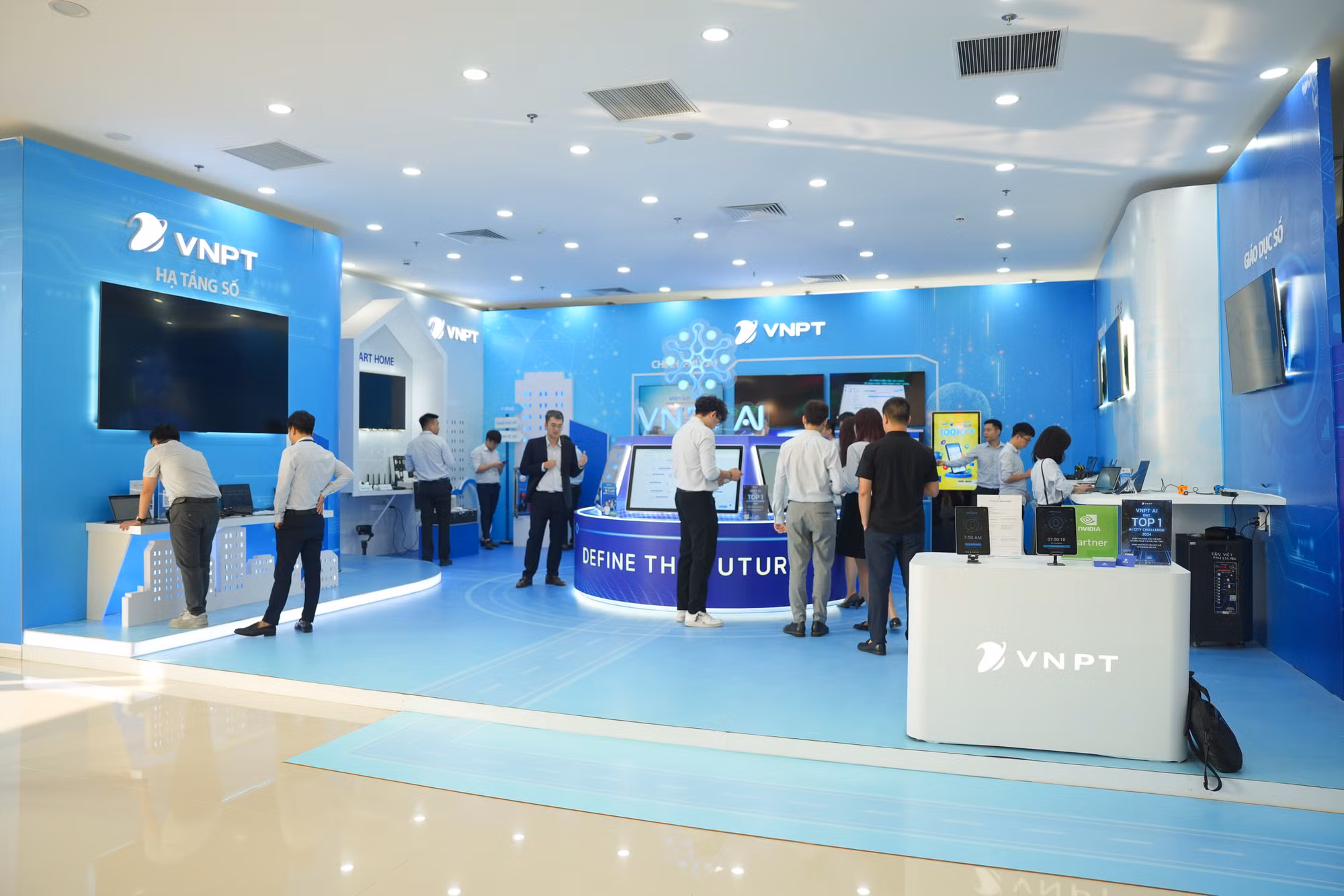 Khách tham quan trải nghiệm tính năng trí tuệ nhân tạo tại gian trưng bày của tập đoàn VNPT. Khách tham quan trải nghiệm tính năng trí tuệ nhân tạo tại gian trưng bày của tập đoàn VNPT.