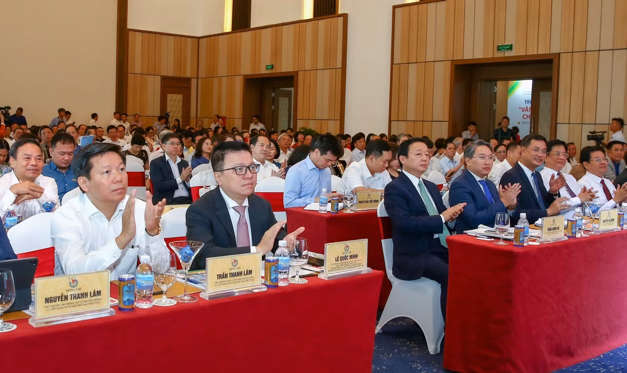 Dự hội nghị có các đồng chí Ủy viên Trung ương Đảng: Trần Hồng Hà, Phó Thủ tướng Chính phủ; Lê Quốc Minh, Tổng Biên tập Báo Nhân Dân, Phó Trưởng Ban Tuyên giáo Trung ương, Chủ tịch Hội Nhà báo Việt Nam; Nguyễn Hải Ninh, Bí thư Tỉnh ủy Khánh Hòa; cùng gần 700 đại biểu khách mời. (Ảnh: SƠN HẢI)