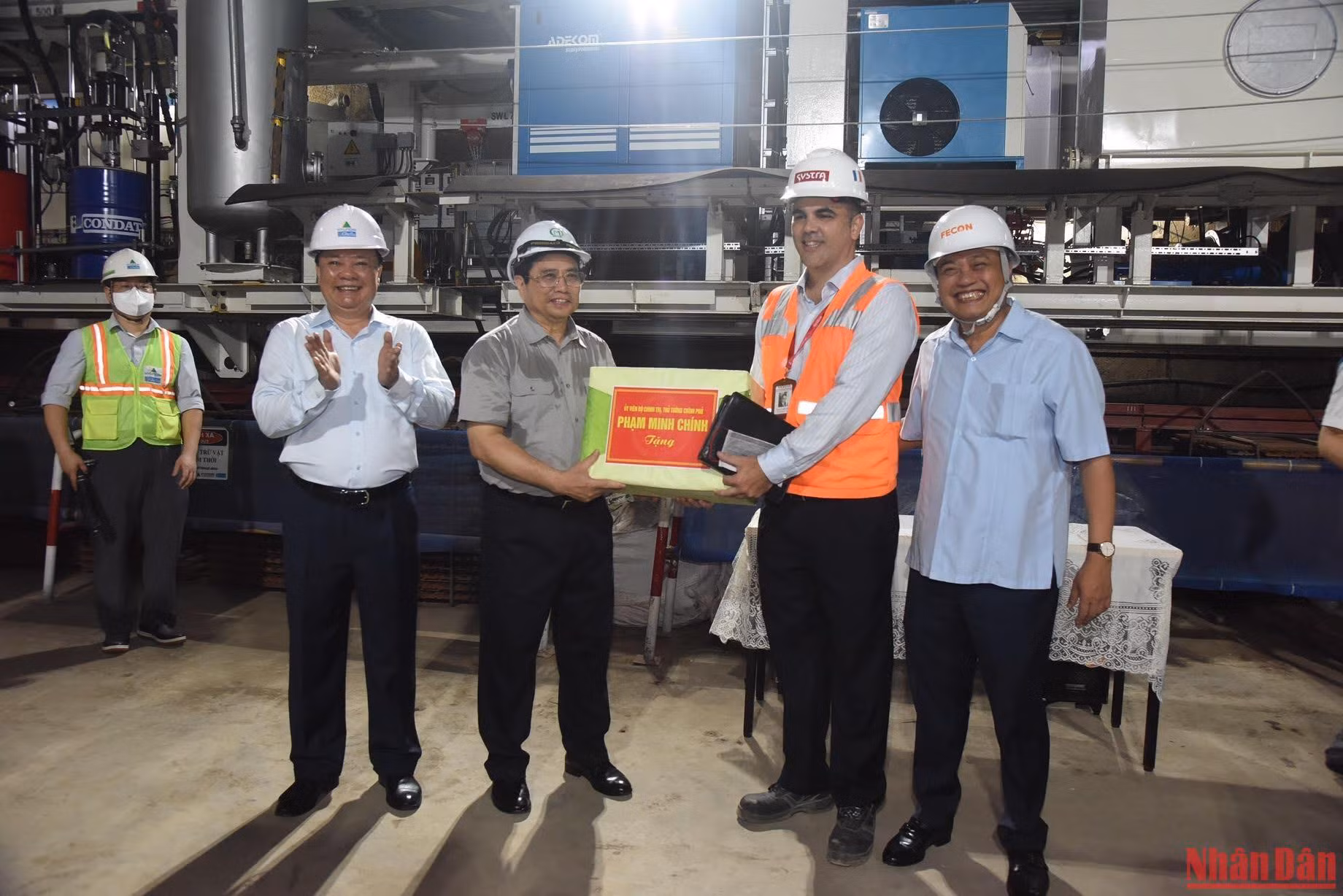 Thủ tướng Phạm Minh Chính tặng quà cho các đơn vị thi công ga S9-Kim Mã. Thủ tướng Phạm Minh Chính tặng quà cho các đơn vị thi công ga S9-Kim Mã.