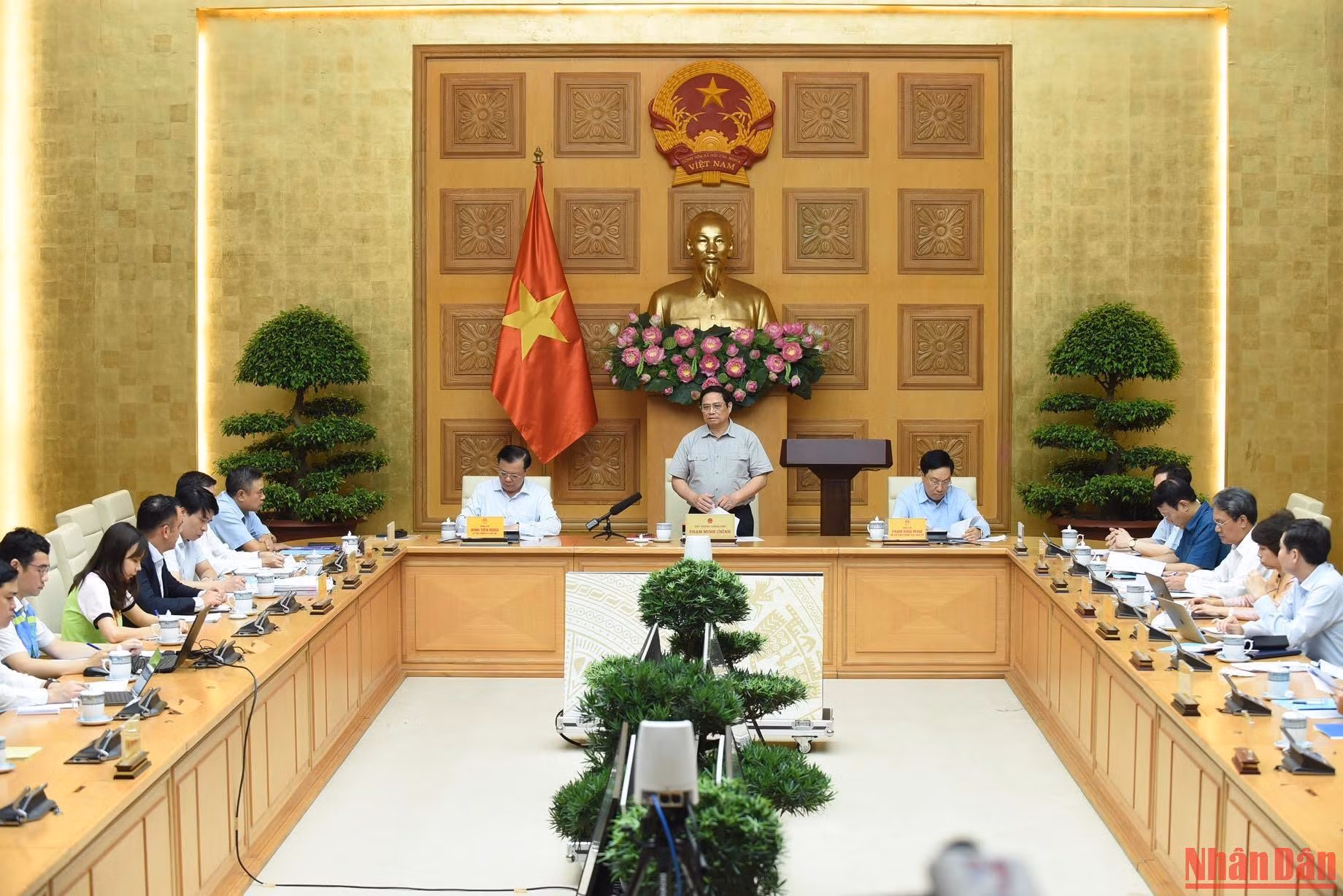 Quang cảnh buổi làm việc. Quang cảnh buổi làm việc.