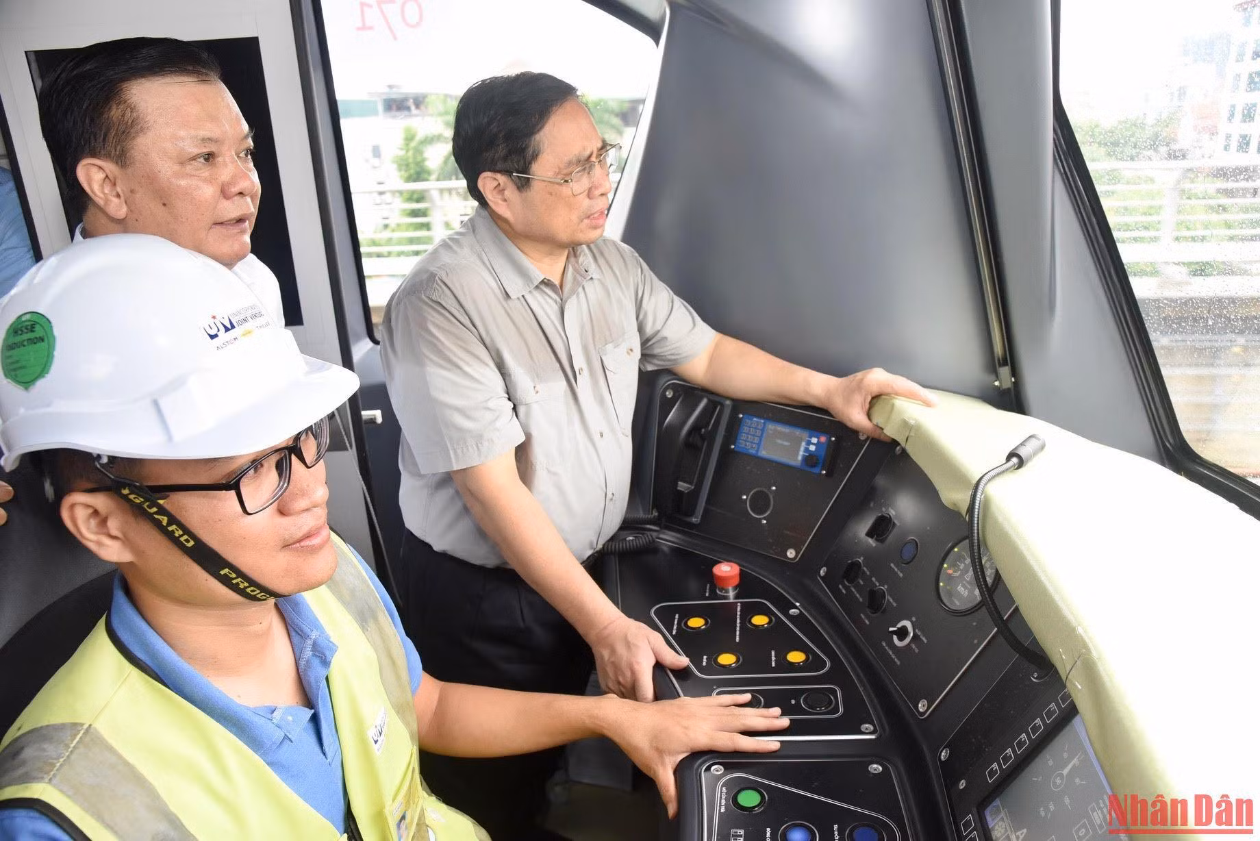 Thủ tướng Phạm Minh Chính kiểm tra tàu vận hành từ ga S8 đến Nhổn. Thủ tướng Phạm Minh Chính kiểm tra tàu vận hành từ ga S8 đến Nhổn.