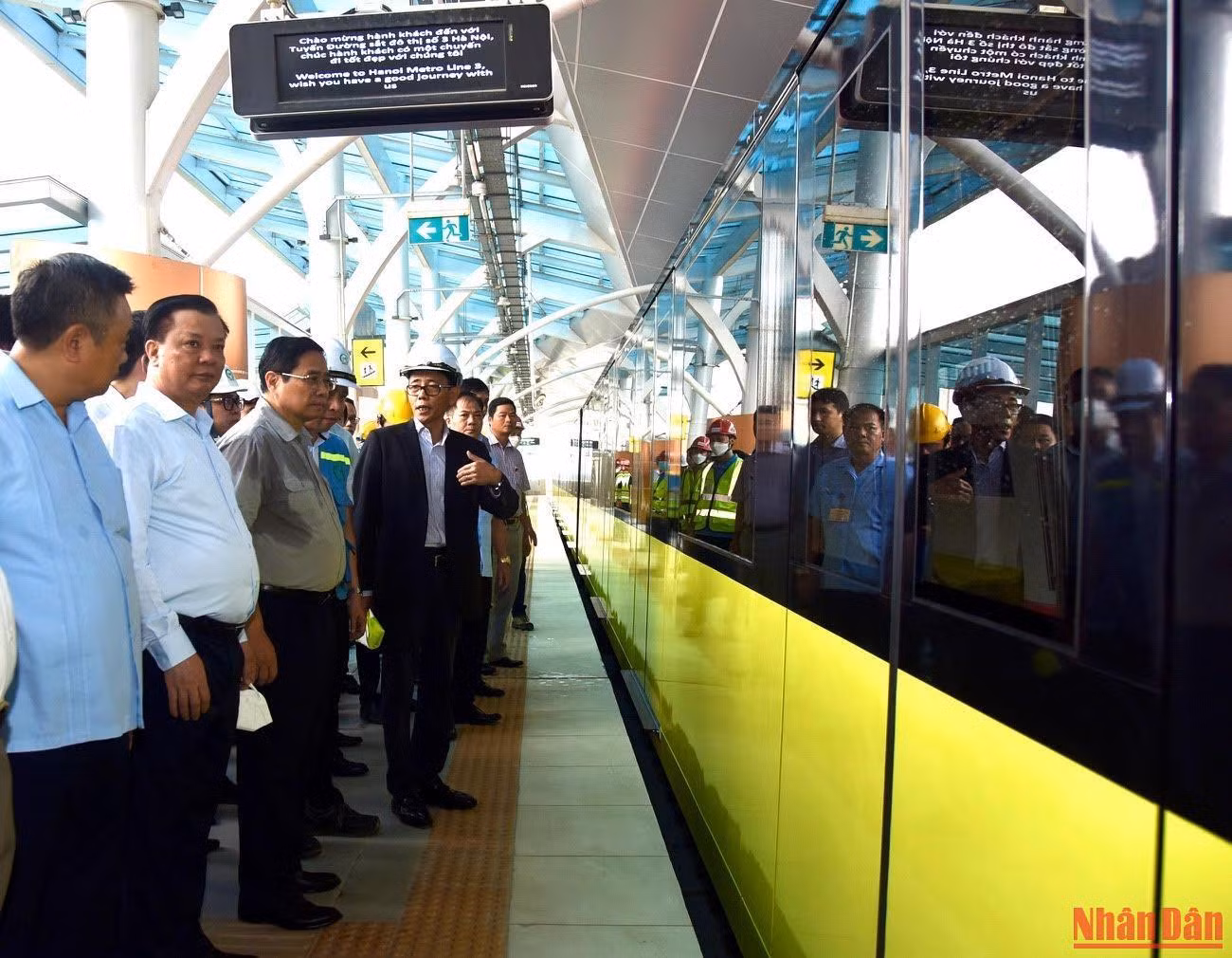 Thủ tướng Phạm Minh Chính kiểm tra tàu vận hành tại khu vực ga S8-Cầu Giấy. Thủ tướng Phạm Minh Chính kiểm tra tàu vận hành tại khu vực ga S8-Cầu Giấy.
