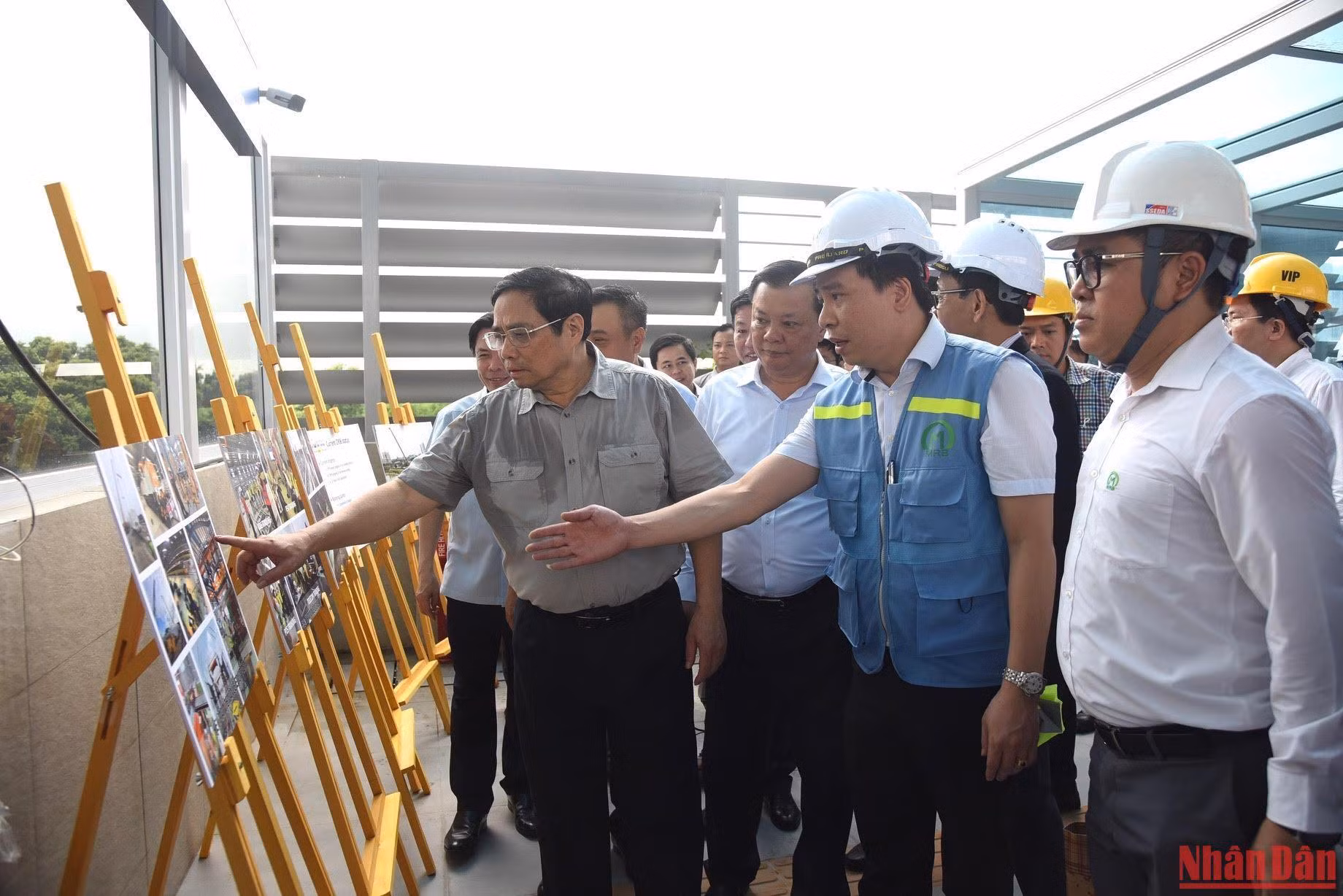 Thủ tướng Phạm Minh Chính kiểm tra tàu vận hành tại khu vực ga S8-Cầu Giấy. Thủ tướng Phạm Minh Chính kiểm tra tàu vận hành tại khu vực ga S8-Cầu Giấy.
