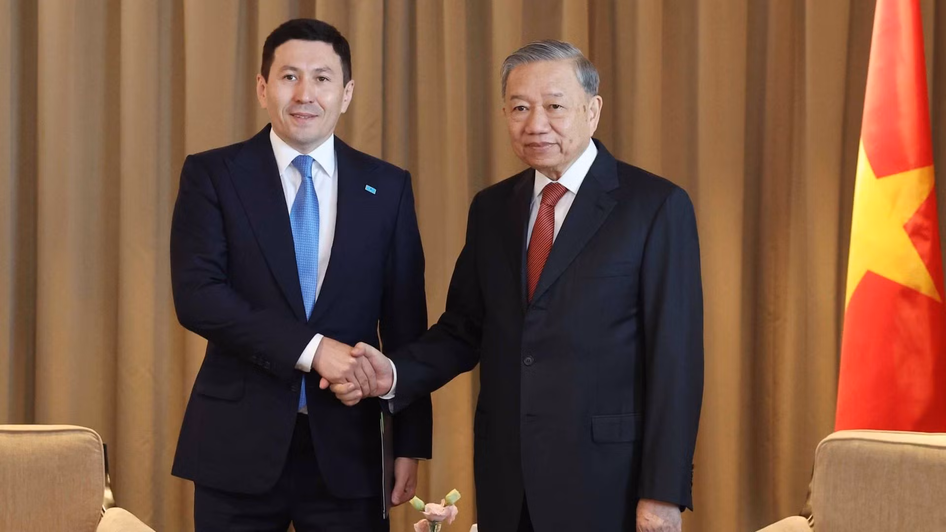 Tổng Bí thư Tô Lâm tiếp Tổng Giám đốc Quỹ đầu tư Quốc gia Kazakhstan Samruk - Kazyna Nurlan Zhakupov. (Ảnh: Thống Nhất/TTXVN)