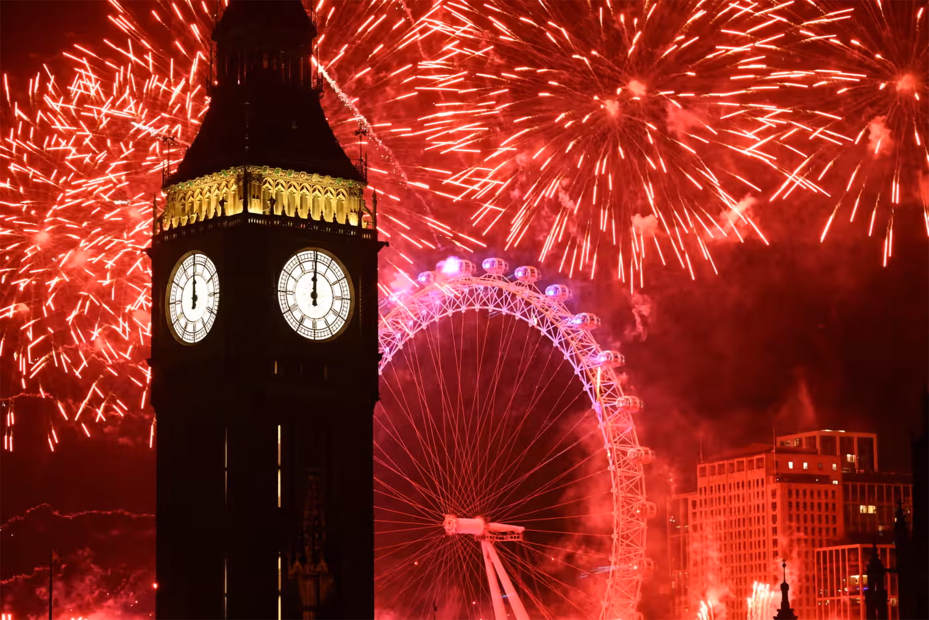 Khi đồng hồ Big Ben điểm 0 giờ, bầu trời London bỗng ngập tràn trong ánh sáng. Ảnh: Getty Images Khi đồng hồ Big Ben điểm 0 giờ, bầu trời London bỗng ngập tràn trong ánh sáng. Ảnh: Getty Images
