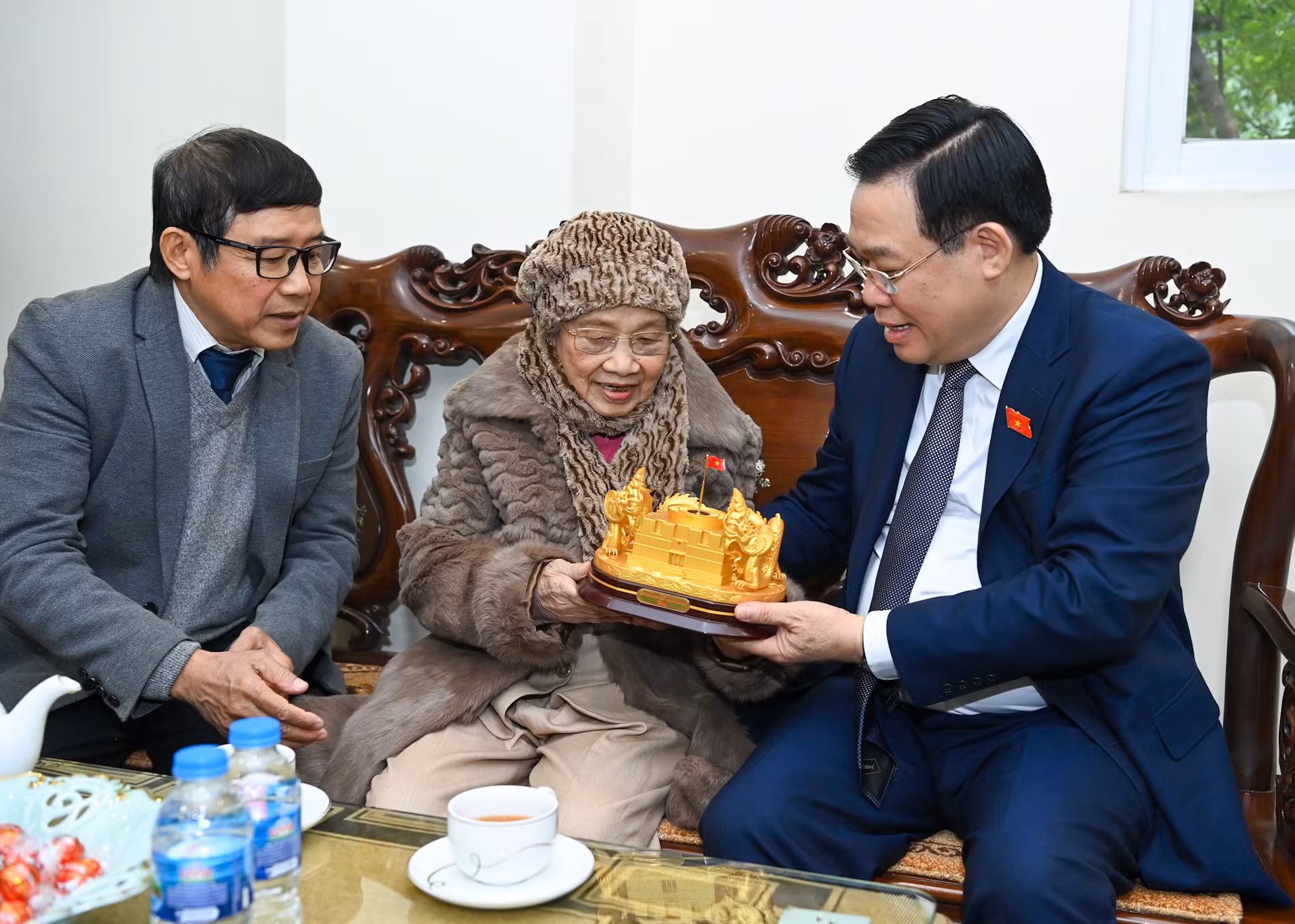 Chủ tịch Quốc hội Vương Đình Huệ tặng quà phu nhân nguyên Chủ tịch Quốc hội Lê Quang Đạo.