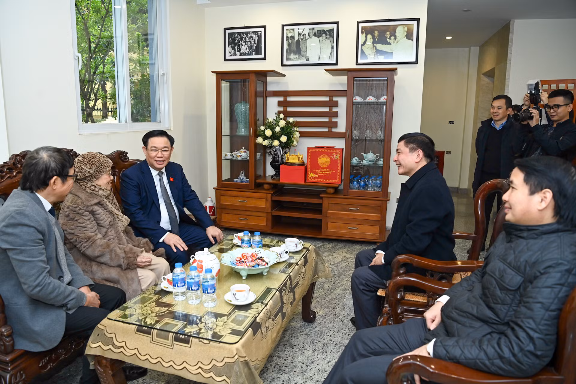 Chủ tịch Quốc hội Vương Đình Huệ thăm hỏi gia đình nguyên Chủ tịch Quốc hội Lê Quang Đạo.