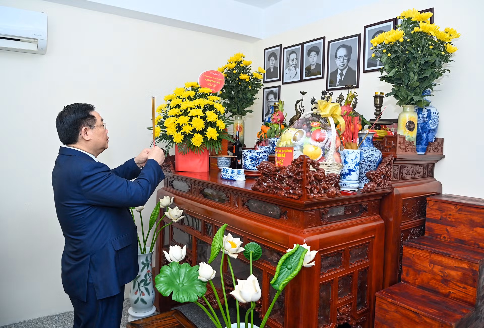 Chủ tịch Quốc hội Vương Đình Huệ thắp hương tưởng nhớ nguyên Chủ tịch Quốc hội Lê Quang Đạo.
