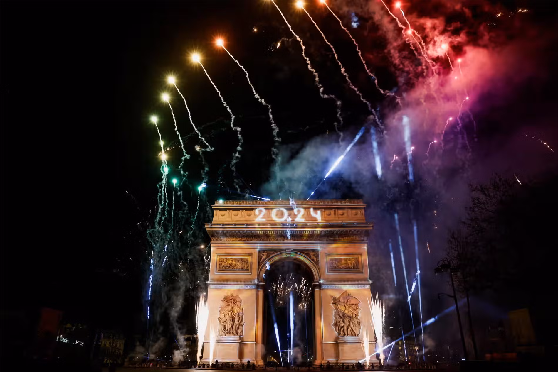 Đại lộ Champs-Élysées tại thủ đô Paris, Pháp, lung linh trong đêm Giao thừa. Ảnh: Reuters Đại lộ Champs-Élysées tại thủ đô Paris, Pháp, lung linh trong đêm Giao thừa. Ảnh: Reuters
