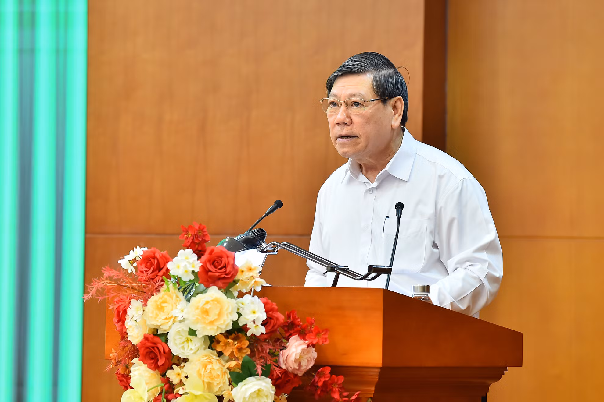 Đồng chí Trần Văn Rón, Ủy viên Trung ương Đảng, Phó Chủ nhiệm Thường trực Ủy ban Kiểm tra Trung ương trình bày Báo cáo Kết quả công tác kiểm tra, giám sát 6 tháng đầu năm; Phương hướng, nhiệm vụ 6 tháng cuối năm 2024.