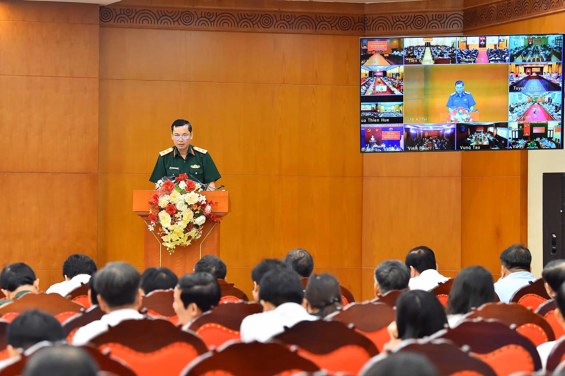 Phó Chủ nhiệm Ủy ban Kiểm tra Quân ủy Trung ương Nguyễn Văn Hùng trình bày tham luận tại hội nghị.
