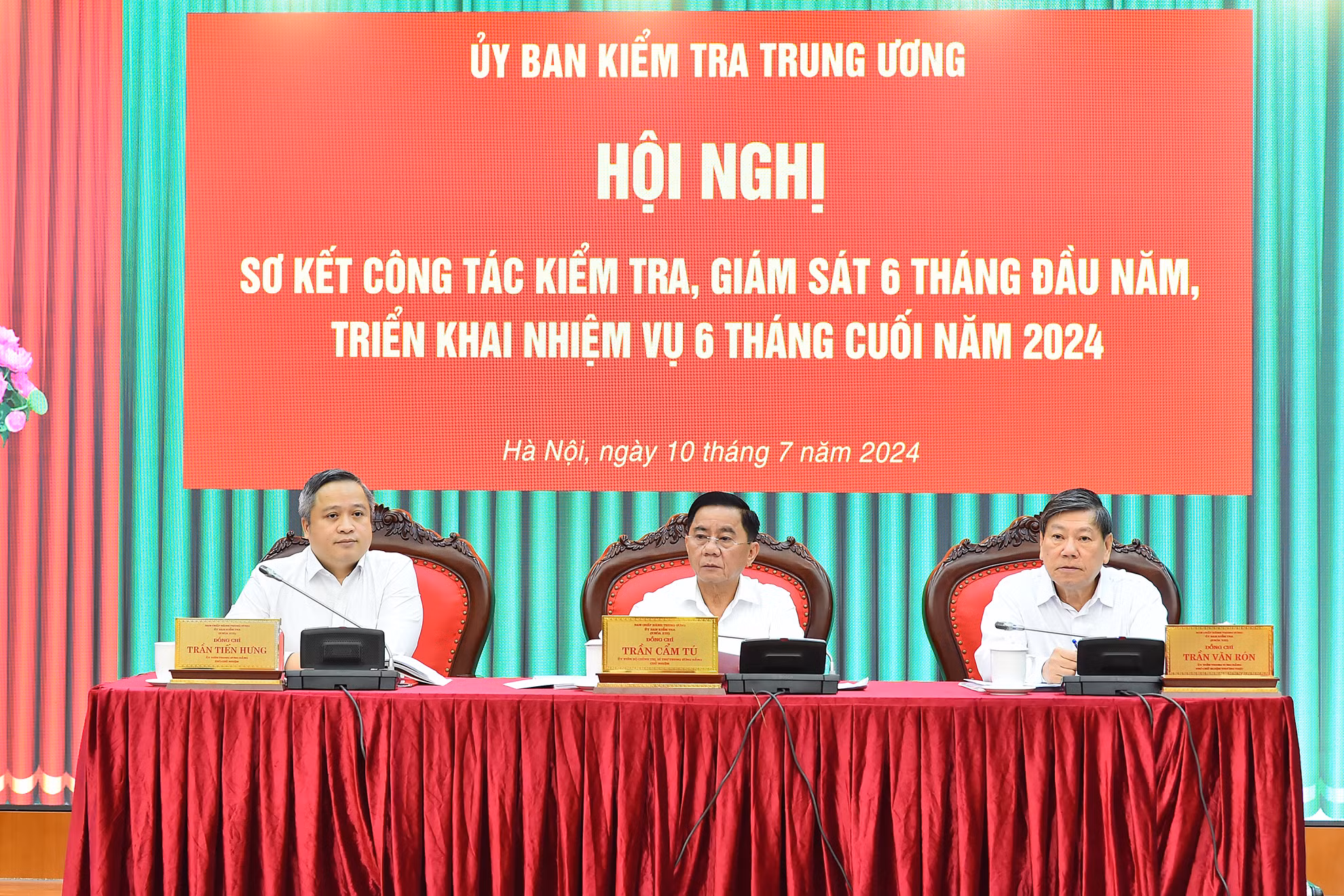 Chủ nhiệm Ủy ban Kiểm tra Trung ương Trần Cẩm Tú và các đồng chí Phó Chủ nhiệm Ủy ban Kiểm tra Trung ương điều hành hội nghị.