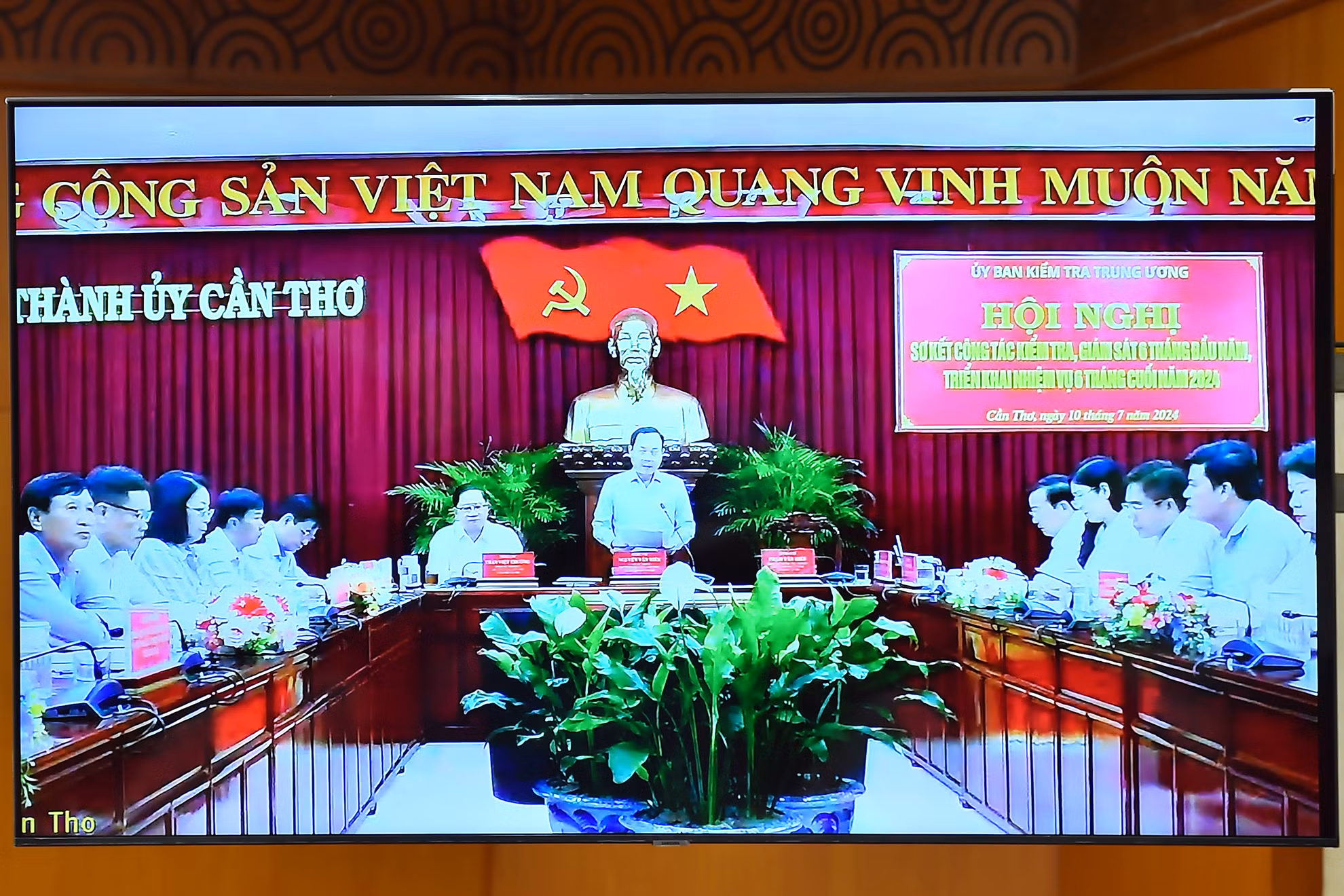 Đồng chí Nguyễn Văn Hiếu, Ủy viên dự khuyết Trung ương Đảng, Bí thư Thành ủy Cần Thơ trình bày tham luận từ điểm cầu thành phố Cần Thơ.